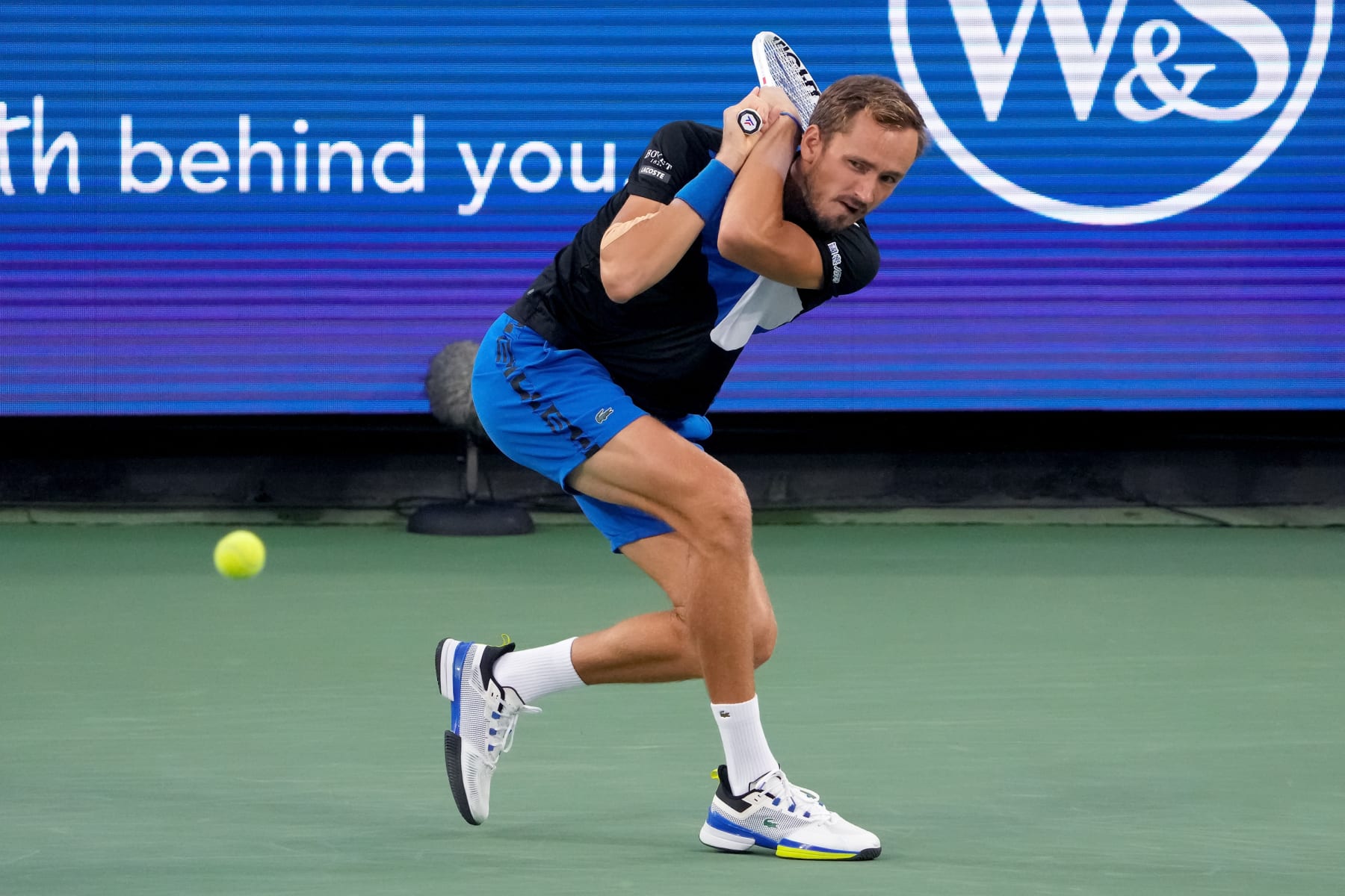 MASON, OHIO - AUGUST 20: Daniil Medvedev of Russia plays a backhand during his match against Stefanos Tsitsipas of Greece during the Western & Southern Open at the Lindner Family Tennis Center on August 20, 2022 in Mason, Ohio. (Photo by Dylan Buell/Getty Images)