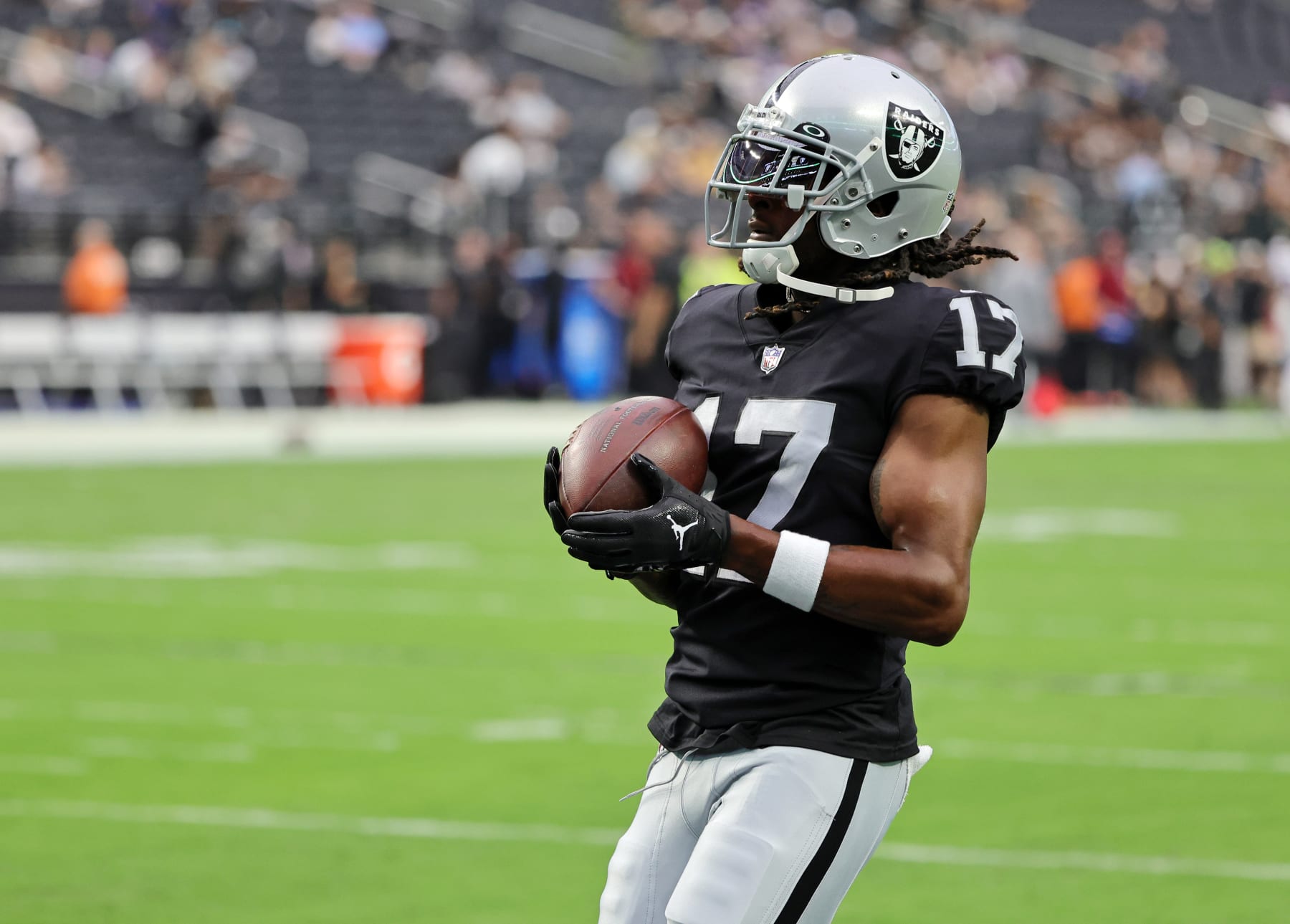 LAS VEGAS, NEVADA - AUGUST 14: Wide receiver Davante Adams #17 of the Las Vegas Raiders warms up before a preseason game against the Minnesota Vikings at Allegiant Stadium on August 14, 2022 in Las Vegas, Nevada. The Raiders defeated Vikings the 26-20. (Photo by Ethan Miller/Getty Images)