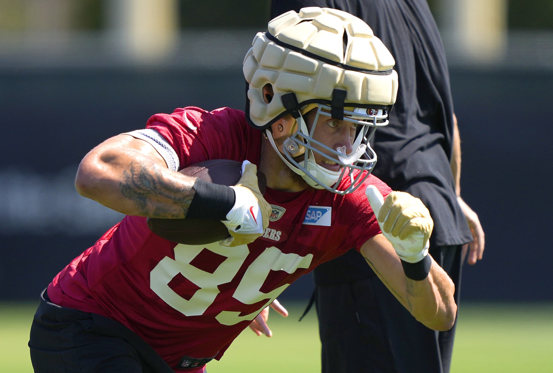 SANTA CLARA, CALIFORNIA - JULY 27: George Kittle #85 of the San Francisco 49ers works out during training camp at SAP Performance Facility on July 27, 2022 in Santa Clara, California. (Photo by Thearon W. Henderson/Getty Images)
