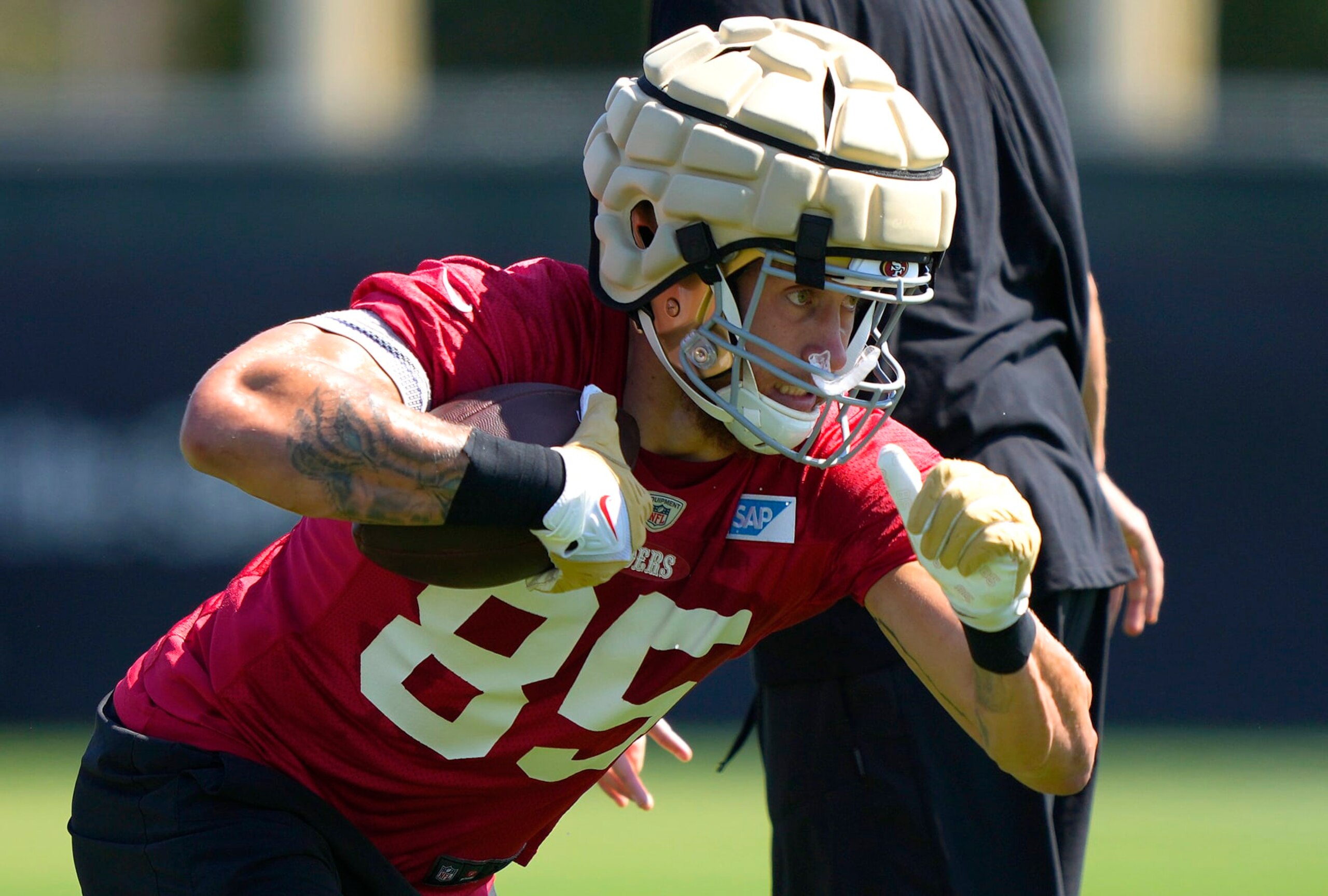 SANTA CLARA, CALIFORNIA - JULY 27: George Kittle #85 of the San Francisco 49ers works out during training camp at SAP Performance Facility on July 27, 2022 in Santa Clara, California. (Photo by Thearon W. Henderson/Getty Images)