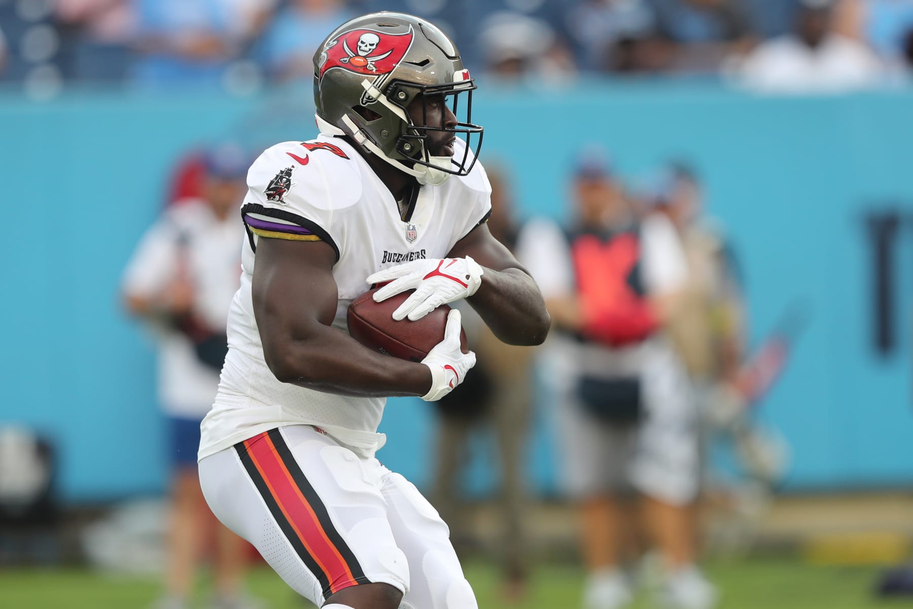 NASHVILLE, TN - AUGUST 20: Tampa Bay Buccaneers runningback Leonard Fournette (7) carries the ball during the Tampa Bay Buccaneers-Tennessee Titans Preseason game on August 20, 2022 at Nissan Stadium in Nashville, TN. (Photo by Cliff Welch/Icon Sportswire via Getty Images)