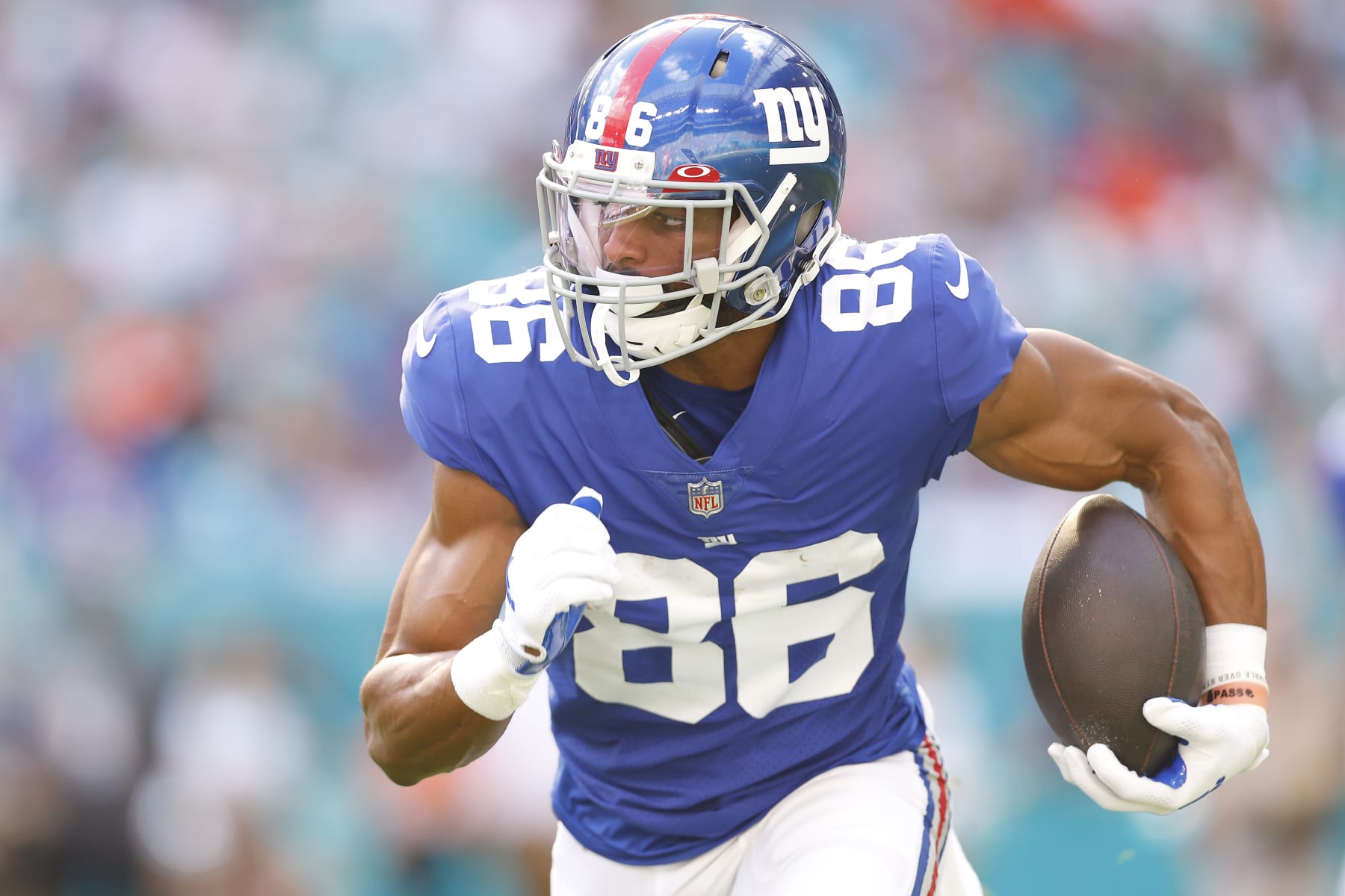 MIAMI GARDENS, FLORIDA - DECEMBER 05: Darius Slayton #86 of the New York Giants runs with the ball against the Miami Dolphins at Hard Rock Stadium on December 05, 2021 in Miami Gardens, Florida. (Photo by Michael Reaves/Getty Images)