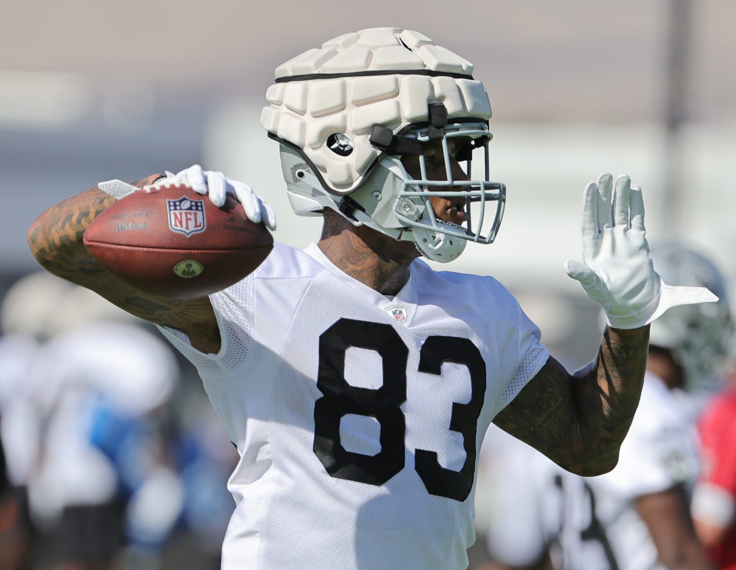 HENDERSON, NEVADA - JULY 21: Tight end Darren Waller #83 of the Las Vegas Raiders practices during training camp at the Las Vegas Raiders Headquarters/Intermountain Healthcare Performance Center on July 21, 2022 in Henderson, Nevada. (Photo by Ethan Miller/Getty Images) HENDERSON, NEVADA - JULY 21: Tight end Darren Waller #83 of the Las Vegas Raiders practices during training camp at the Las Vegas Raiders Headquarters/Intermountain Healthcare Performance Center on July 21, 2022 in Henderson, Nevada. (Photo by Ethan Miller/Getty Images)