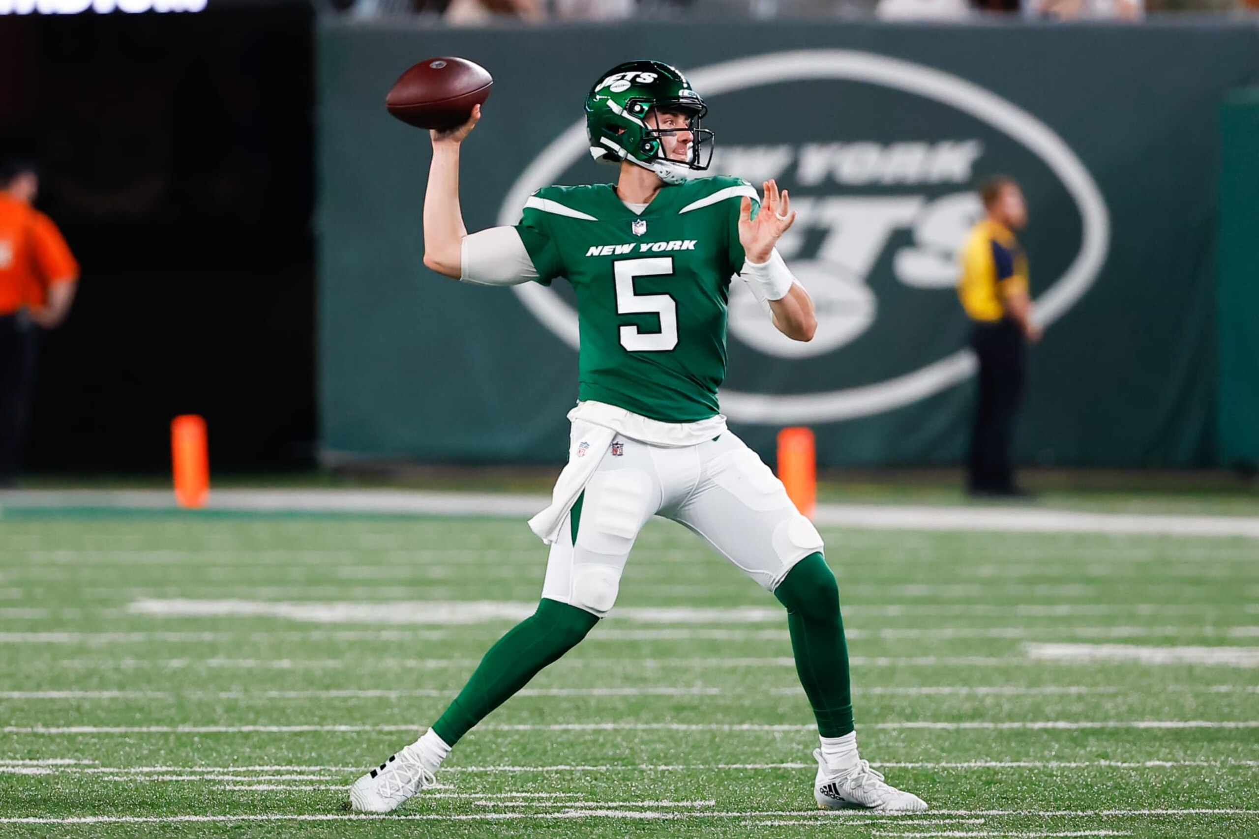 EAST RUTHERFORD, NJ - AUGUST 22:  New York Jets quarterback Mike White (5) during the National Football League game between the New York Jets and the Atlanta Falcons on August 22, 2022 at MetLife Stadium in East Rutherford, New Jersey.  (Photo by Rich Graessle/Icon Sportswire via Getty Images)