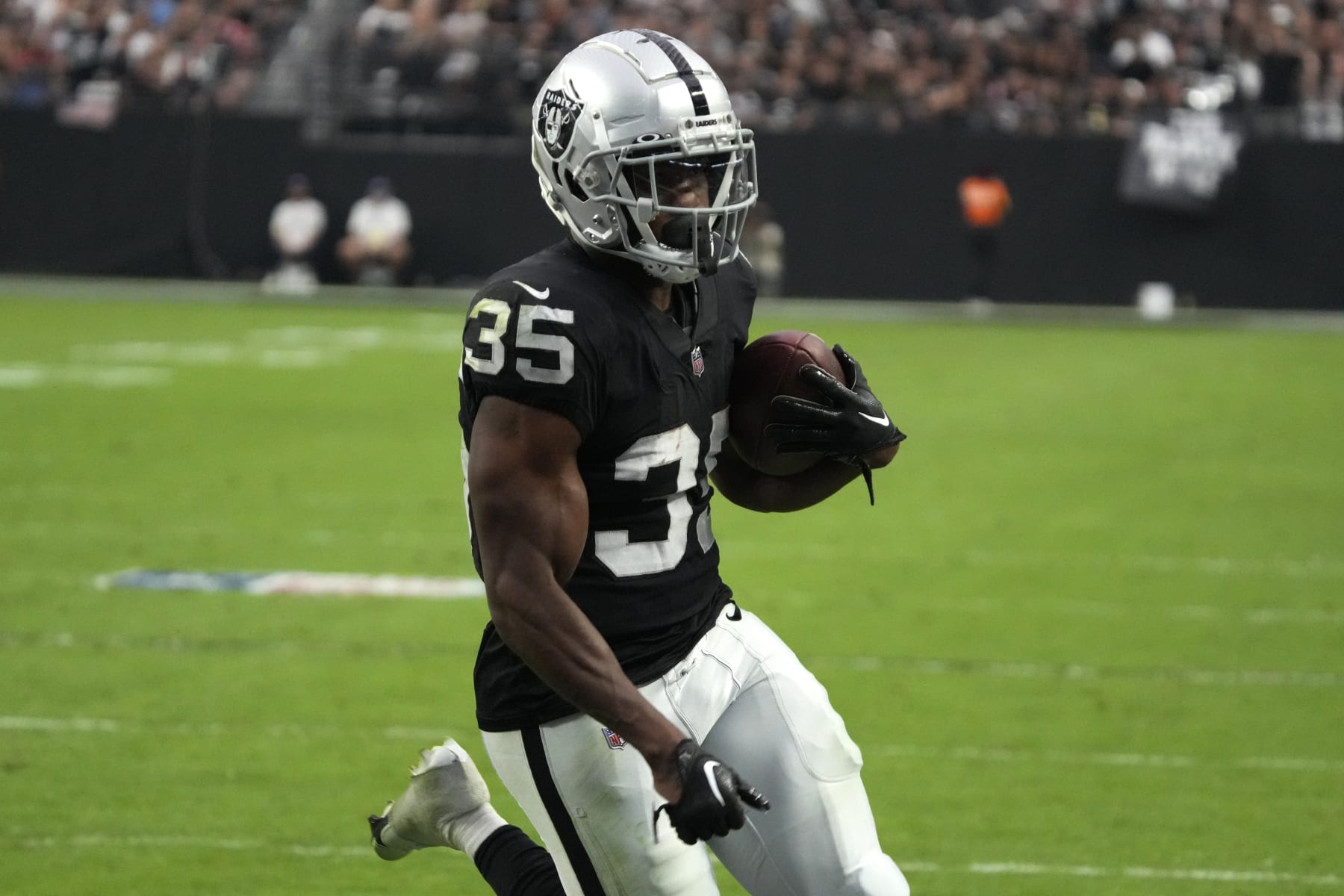 Las Vegas Raiders running back Zamir White (35) runs for a touchdown during the second half of an NFL preseason football game against the New England Patriots, Friday, Aug. 26, 2022, in Las Vegas. (AP Photo/Rick Scuteri)