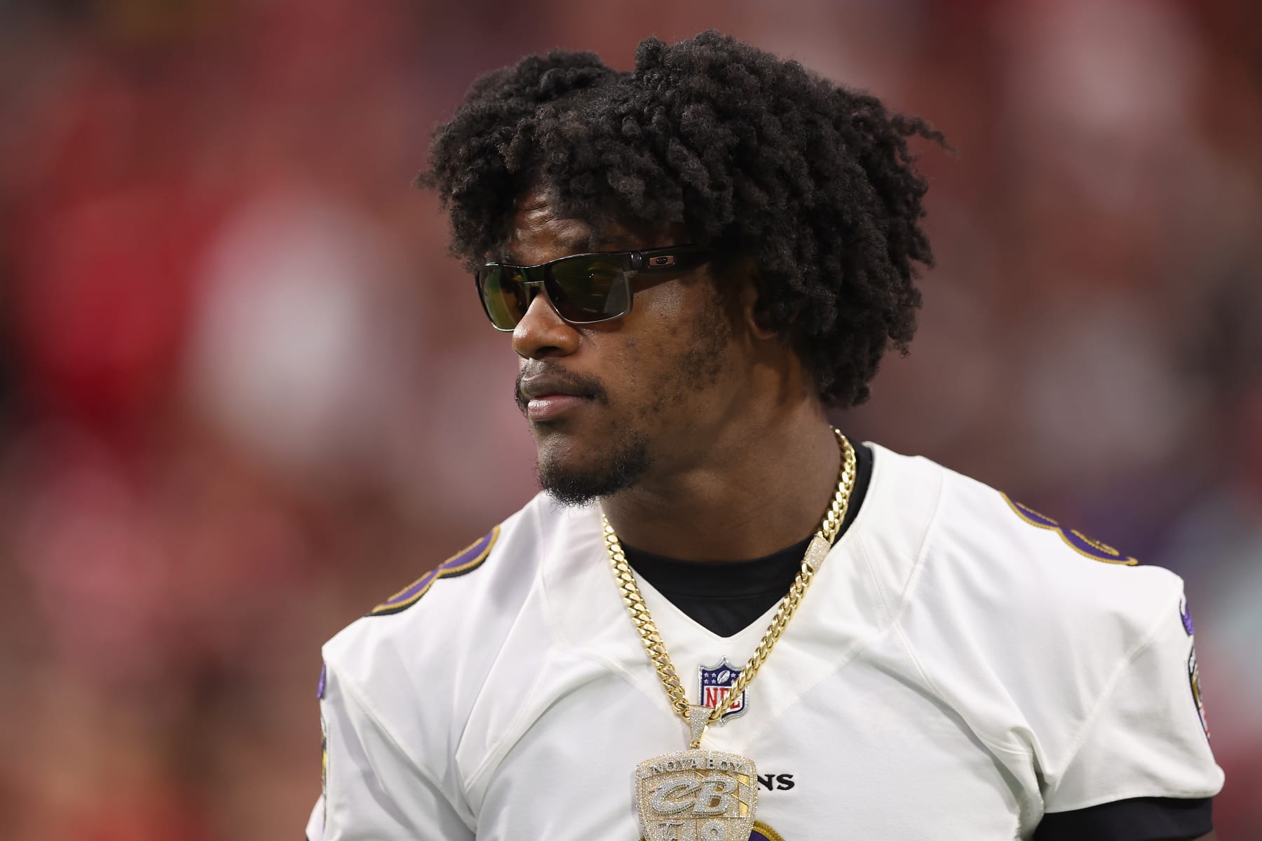 GLENDALE, ARIZONA - AUGUST 21: Quarterback Lamar Jackson #8 of the Baltimore Ravens on the sidelines during the first half of the NFL preseason game against the Arizona Cardinals at State Farm Stadium on August 21, 2022 in Glendale, Arizona. The Ravens defeated the Cardinals 24-17. (Photo by Christian Petersen/Getty Images)