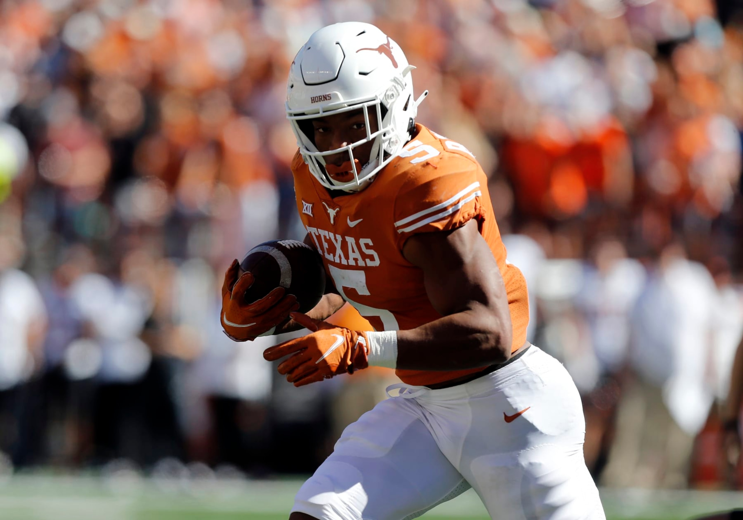 OCTOBER 16: University of Texas Long Horns running back Bijan Robinson (5) runs the ball during the game against the Oklahoma State Cowboys on October 16, 2021, at Darrell K Royal - Texas Memorial Stadium in Austin, TX. (Photo by Adam Davis/Icon Sportswire via Getty Images)
