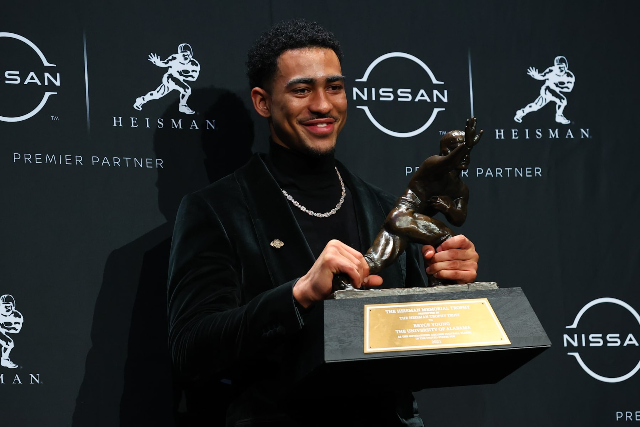NEW YORK, NY - DECEMBER 11:  Alabama quarterback Bryce Young poises for photos with the trophy after winning the Heisman Trophy at the press conference at the Marriott Marquis in New York on December 11, 2021 in New  York City, NY.  (Photo by Rich Graessle/Icon Sportswire via Getty Images)