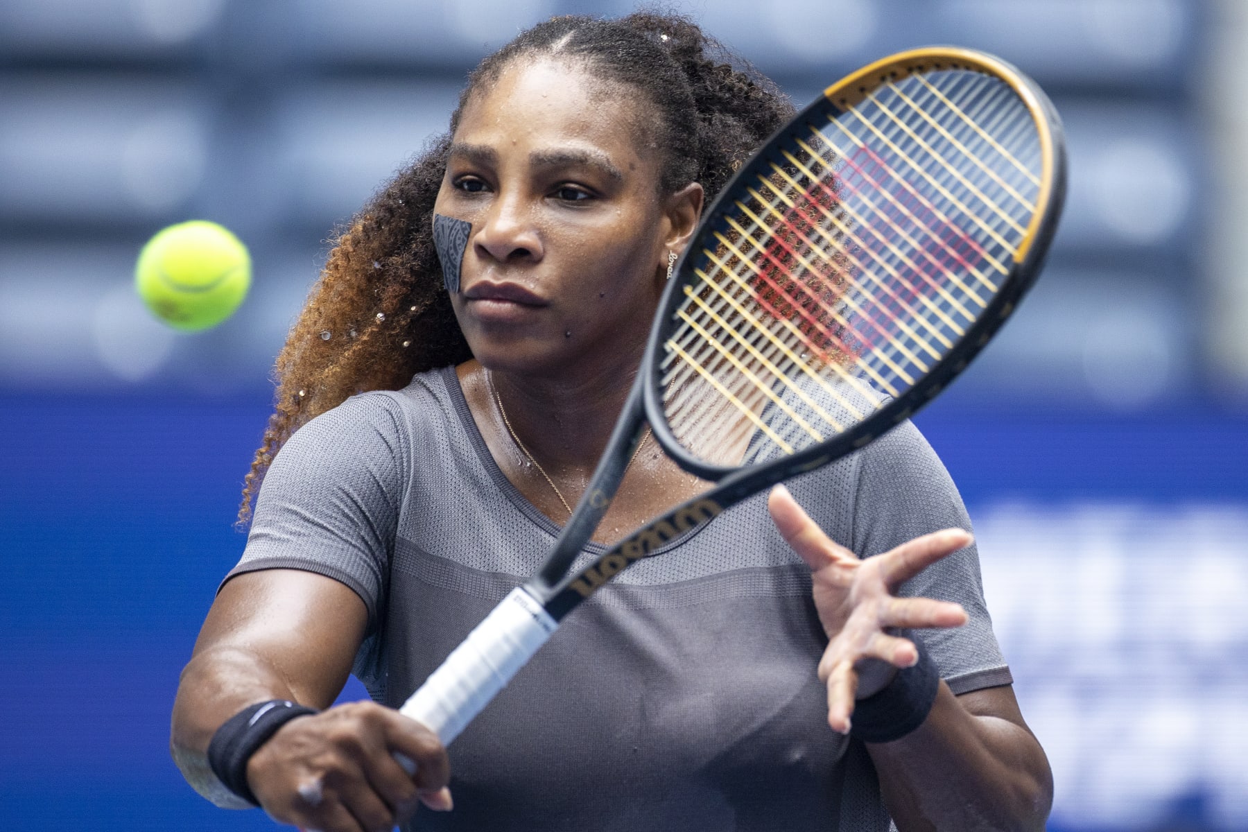 NEW YORK, USA, August 28.  Serena Williams of the United States with diamonds in her hair during a practice session on Arthur Ashe Stadium in preparation for the US Open Tennis Championship 2022 at the USTA National Tennis Centre on August 28th 2022 in Flushing, Queens, New York City.  (Photo by Tim Clayton/Corbis via Getty Images)