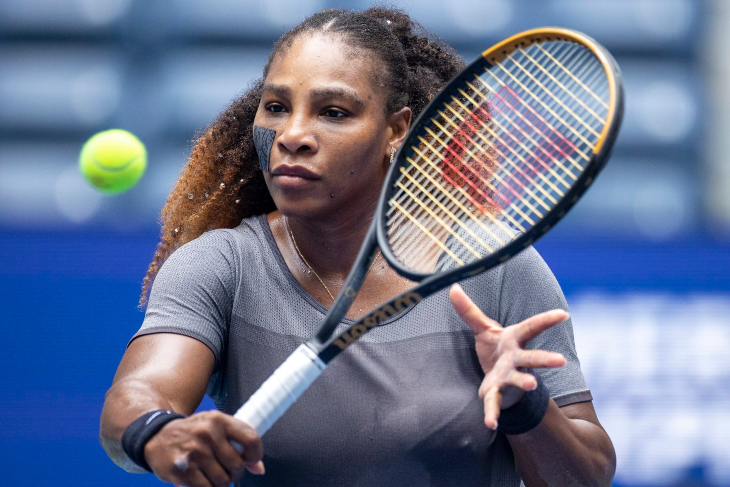 NEW YORK, USA, August 28. Serena Williams of the United States with diamonds in her hair during a practice session on Arthur Ashe Stadium in preparation for the US Open Tennis Championship 2022 at the USTA National Tennis Centre on August 28th 2022 in Flushing, Queens, New York City. (Photo by Tim Clayton/Corbis via Getty Images) NEW YORK, USA, August 28. Serena Williams of the United States with diamonds in her hair during a practice session on Arthur Ashe Stadium in preparation for the US Open Tennis Championship 2022 at the USTA National Tennis Centre on August 28th 2022 in Flushing, Queens, New York City. (Photo by Tim Clayton/Corbis via Getty Images)