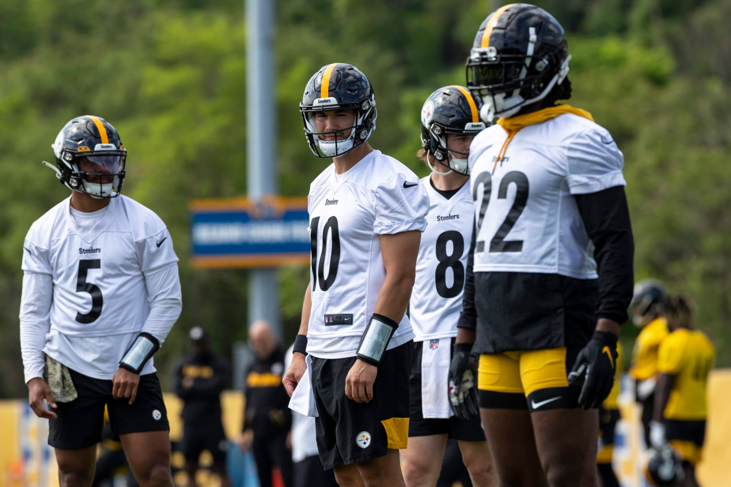 PITTSBURGH, PA - MAY 24: Pittsburgh Steelers quarterback Mitchell Trubisky (10), running back Najee Harris (22), quarterback Kenny Pickett (8), and quarterback Chris Oladokun (5) take part in a drill during the team's OTA practice, Tuesday, May 24, 2022, in Pittsburgh, PA. (Photo by Brandon Sloter/Icon Sportswire via Getty Images)