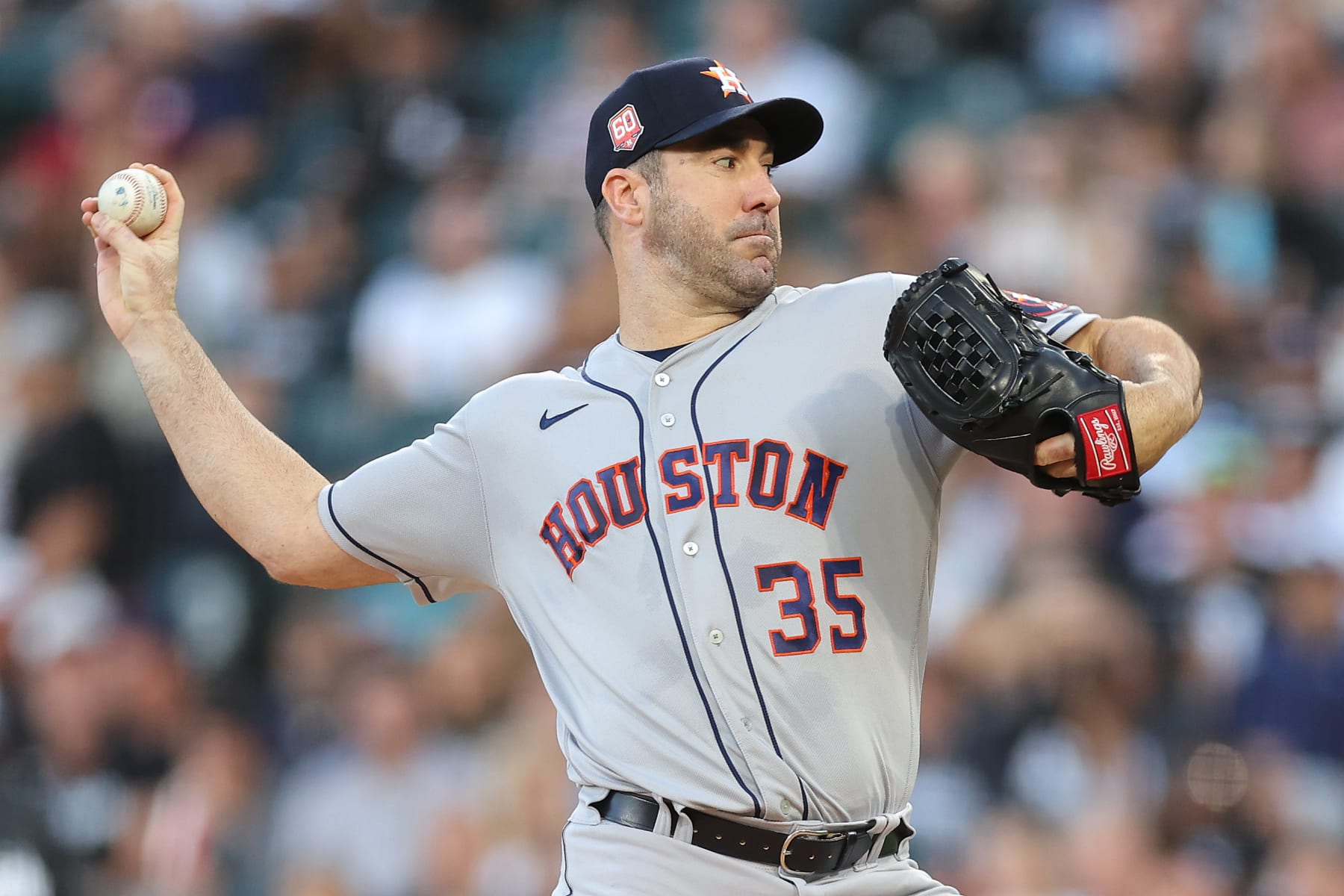 CHICAGO, ILLINOIS - AUGUST 16: Justin Verlander #35 of the Houston Astros delivers a pitch against the Chicago White Sox at Guaranteed Rate Field on August 16, 2022 in Chicago, Illinois. (Photo by Michael Reaves/Getty Images)