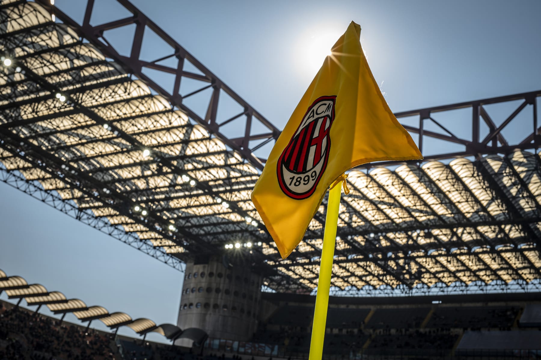 STADIO GIUSEPPE MEAZZA, MILAN, ITALY - 2022/02/13: A corner flag bearing AC Milan logo crest in seen prior to the Serie A football match between AC Milan and UC Sampdoria. AC Milan won 1-0 over UC Sampdoria. (Photo by Nicolò Campo/LightRocket via Getty Images)