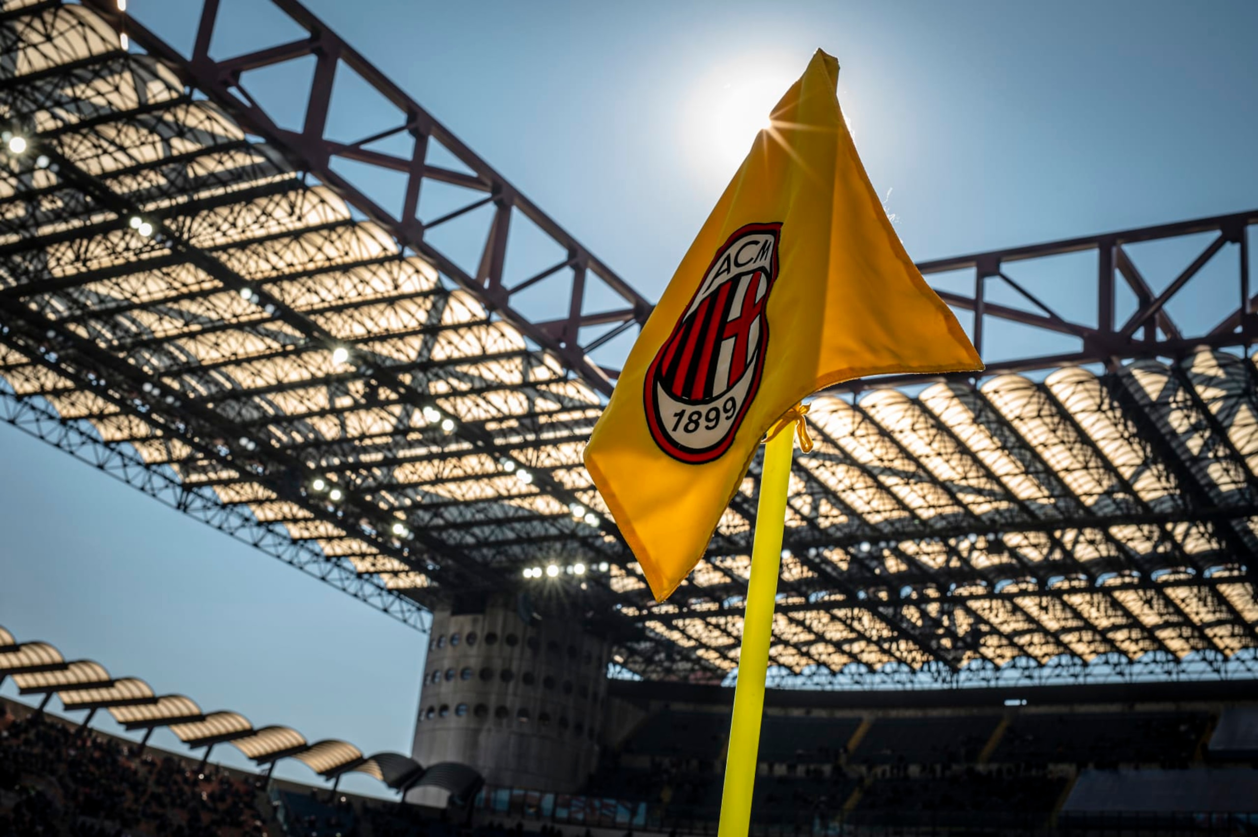 STADIO GIUSEPPE MEAZZA, MILAN, ITALY - 2022/02/13: A corner flag bearing AC Milan logo crest in seen prior to the Serie A football match between AC Milan and UC Sampdoria. AC Milan won 1-0 over UC Sampdoria. (Photo by Nicolò Campo/LightRocket via Getty Images)
