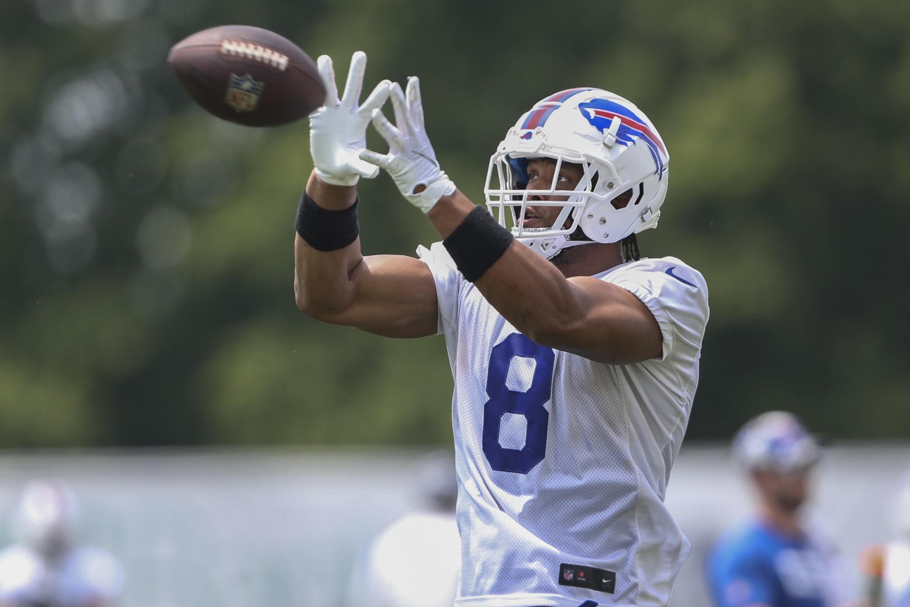 ORCHARD PARK, NEW YORK - JUNE 15: O.J. Howard #8 of the Buffalo Bills makes a catch during Bills mini camp on June 15, 2022 in Orchard Park, New York. (Photo by Joshua Bessex/Getty Images)