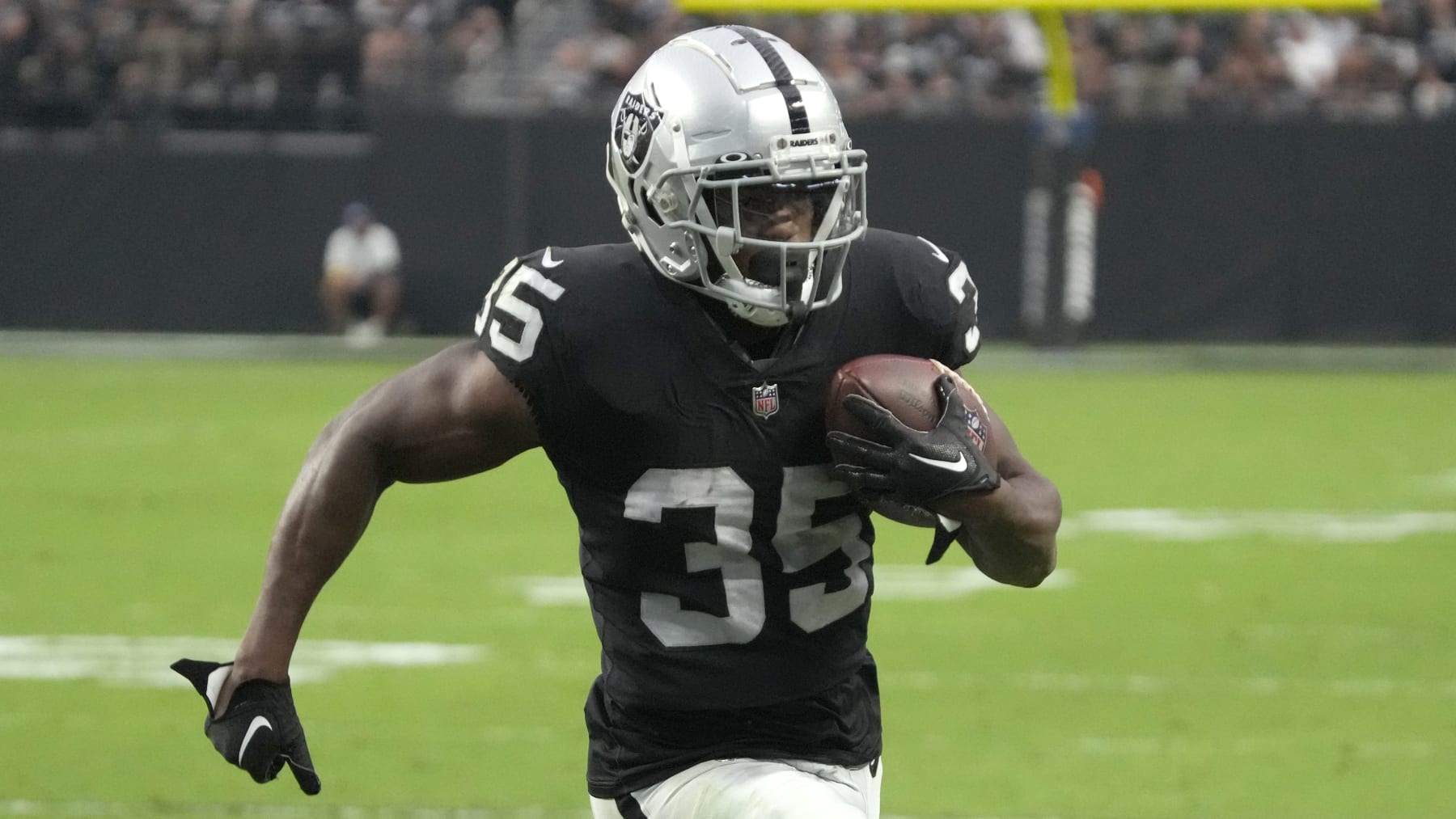Las Vegas Raiders running back Zamir White (35) during the first half of an NFL preseason football game against the New England Patriots, Friday, Aug. 26, 2022, in Las Vegas. (AP Photo/Rick Scuteri)