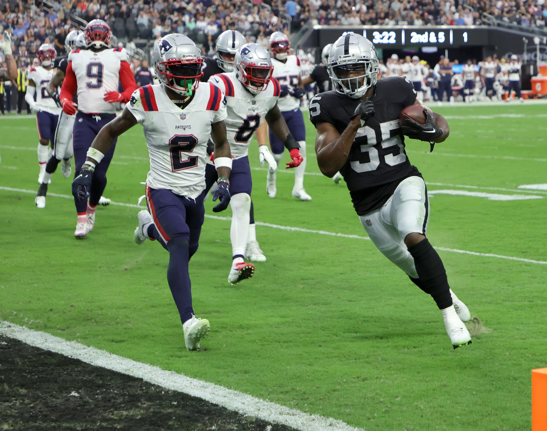 LAS VEGAS, NEVADA - AUGUST 26: Running back Zamir White #35 of the Las Vegas Raiders runs for a 4-yard touchdown against cornerback Jalen Mills #2 of the New England Patriots during their preseason game at Allegiant Stadium on August 26, 2022 in Las Vegas, Nevada. (Photo by Ethan Miller/Getty Images)
