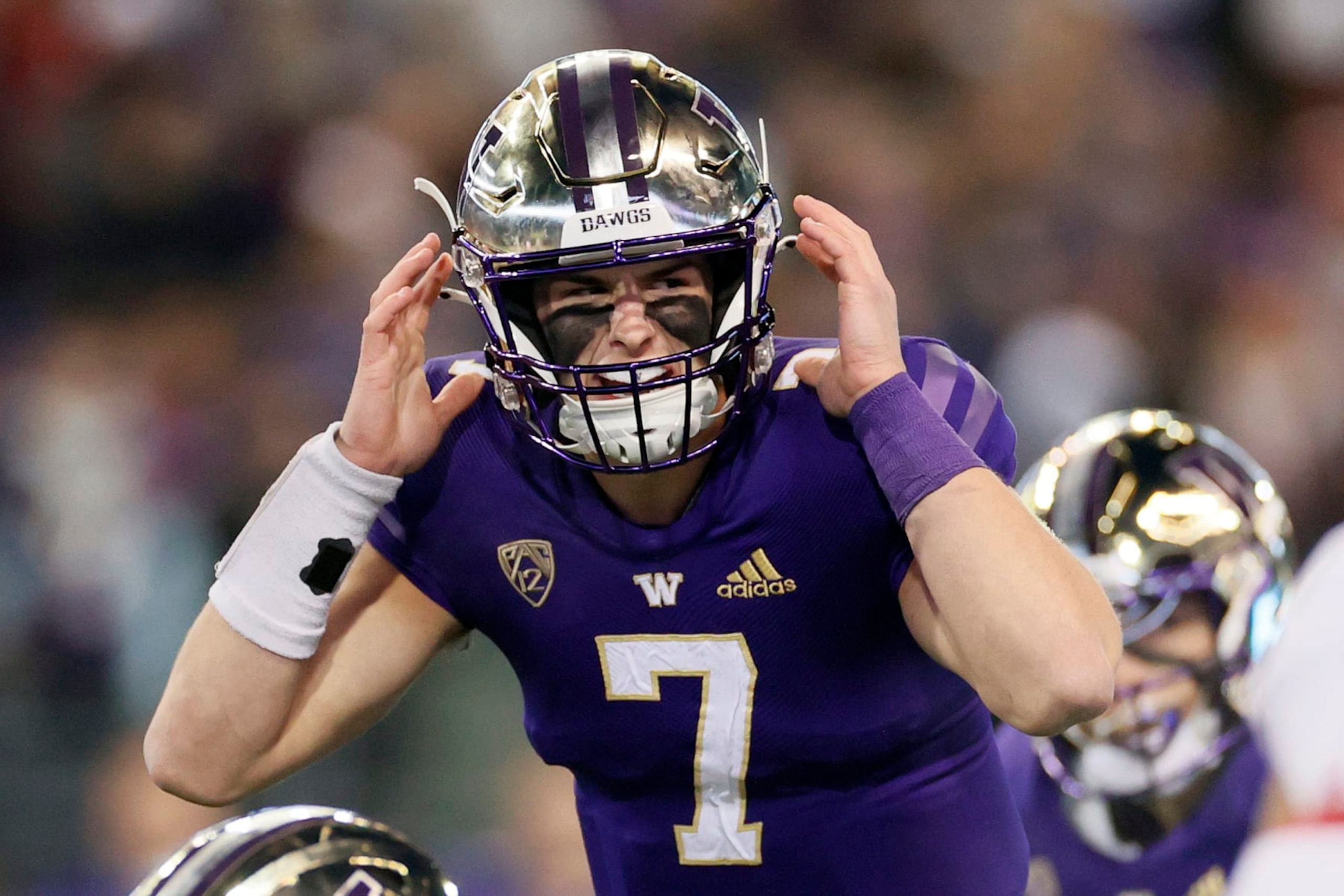 SEATTLE, WASHINGTON - NOVEMBER 26: Sam Huard #7 of the Washington Huskies in action against the Washington State Cougars during the fourth quarter at Husky Stadium on November 26, 2021 in Seattle, Washington. (Photo by Steph Chambers/Getty Images) SEATTLE, WASHINGTON - NOVEMBER 26: Sam Huard #7 of the Washington Huskies in action against the Washington State Cougars during the fourth quarter at Husky Stadium on November 26, 2021 in Seattle, Washington. (Photo by Steph Chambers/Getty Images)