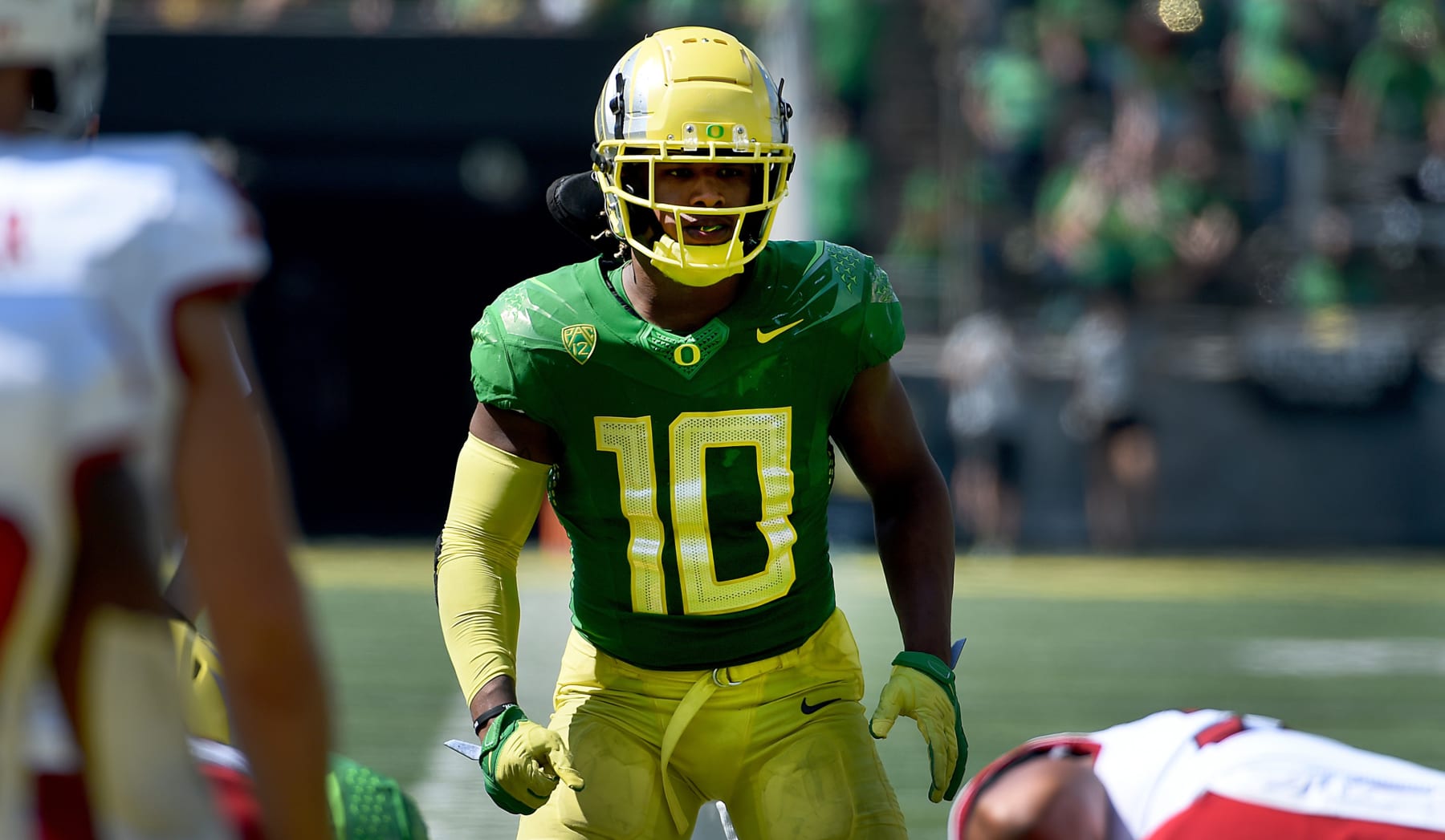 EUGENE, OREGON - SEPTEMBER 04:  Llnebacker Justin Flowe #10 of the Oregon Ducks looks over the line of scrimmage during the second quarter of the game Fresno State Bulldogs at Autzen Stadium on September 04, 2021 in Eugene, Oregon. Oregon won 31-24.  (Photo by Steve Dykes/Getty Images)