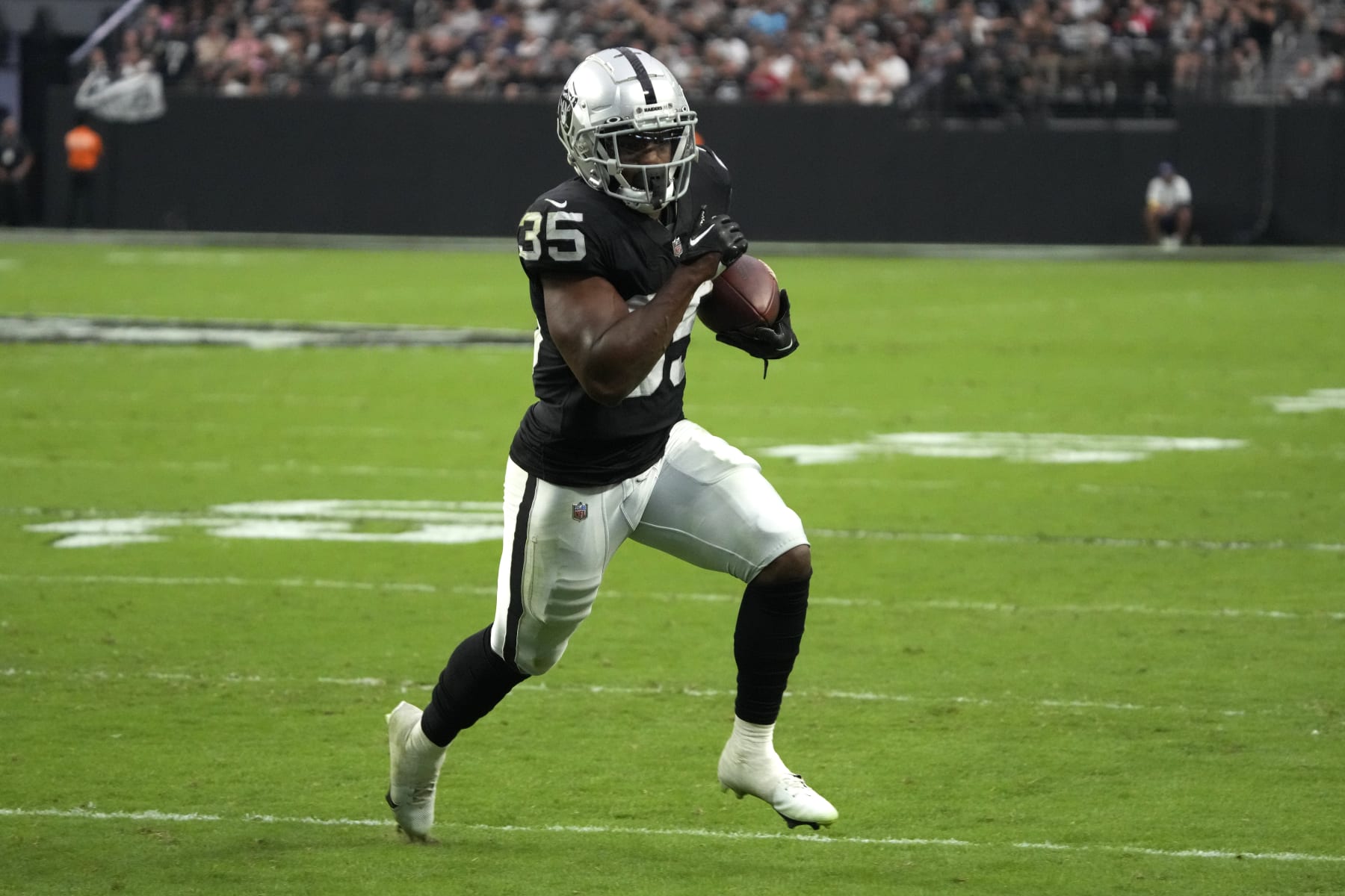 Las Vegas Raiders running back Zamir White (35) runs for a touchdown during the second half of an NFL preseason football game against the New England Patriots, Friday, Aug. 26, 2022, in Las Vegas. (AP Photo/Rick Scuteri)