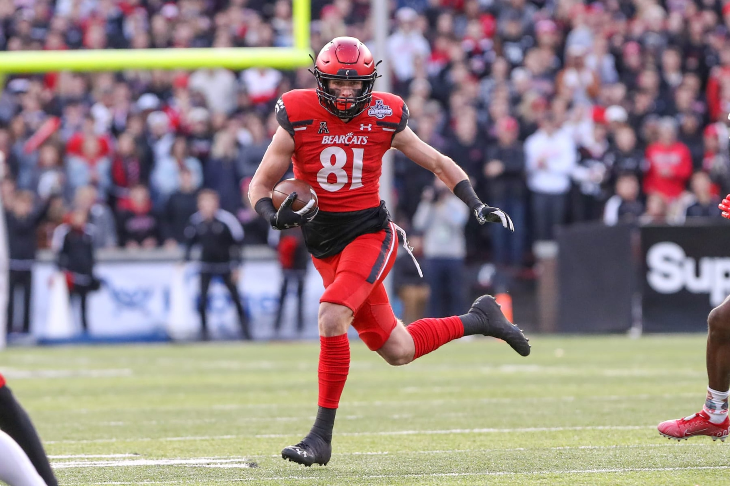 CINCINNATI, OH - DECEMBER 04: Cincinnati Bearcats tight end Josh Whyle (81) carries the ball during the game against the Houston Cougars and the Cincinnati Bearcats on December 4, 2021, at Nippert Stadium in Cincinnati, OH. (Photo by Ian Johnson/Icon Sportswire via Getty Images)