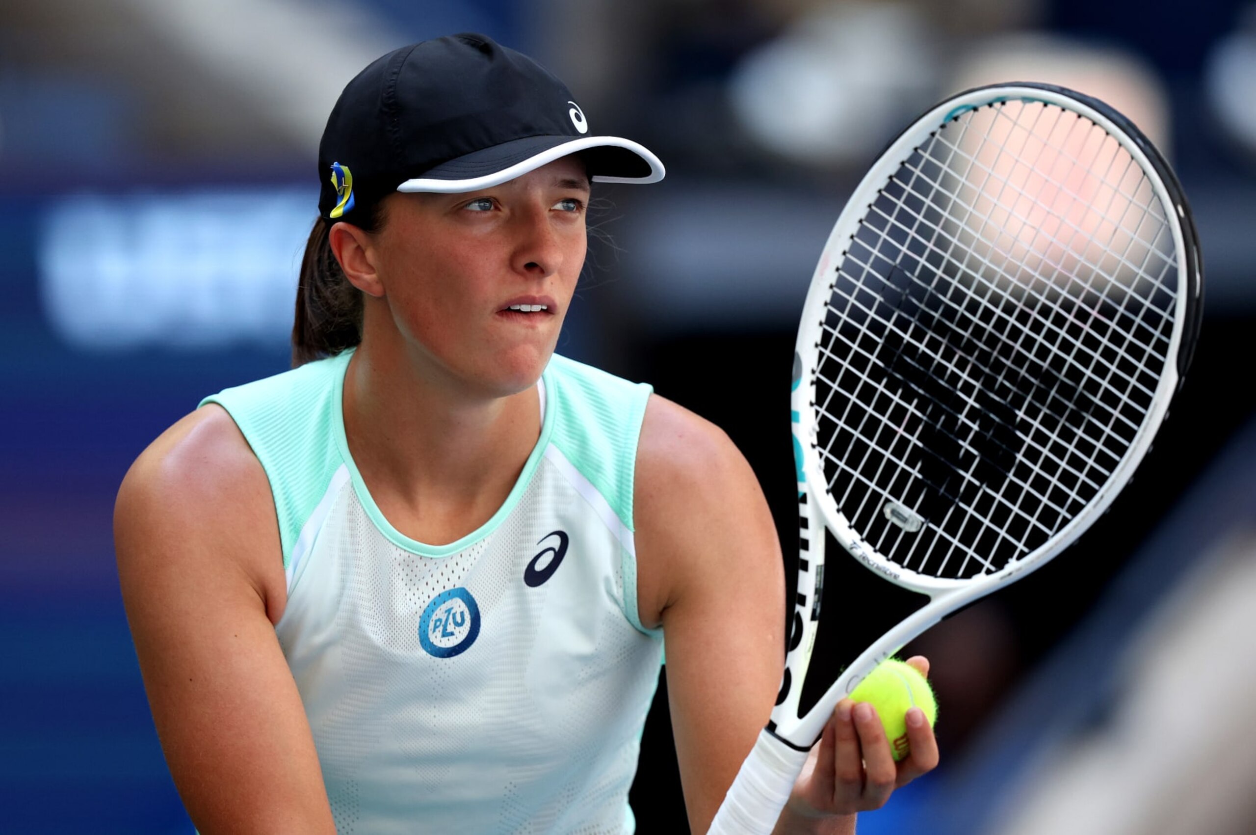 NEW YORK, NEW YORK - SEPTEMBER 01: Iga Swiatek of Poland serves against Sloane Stephens of the United States during their Women's Singles Second Round match on Day Four of the 2022 US Open at USTA Billie Jean King National Tennis Center on September 01, 2022 in the Flushing neighborhood of the Queens borough of New York City. (Photo by Jamie Squire/Getty Images)