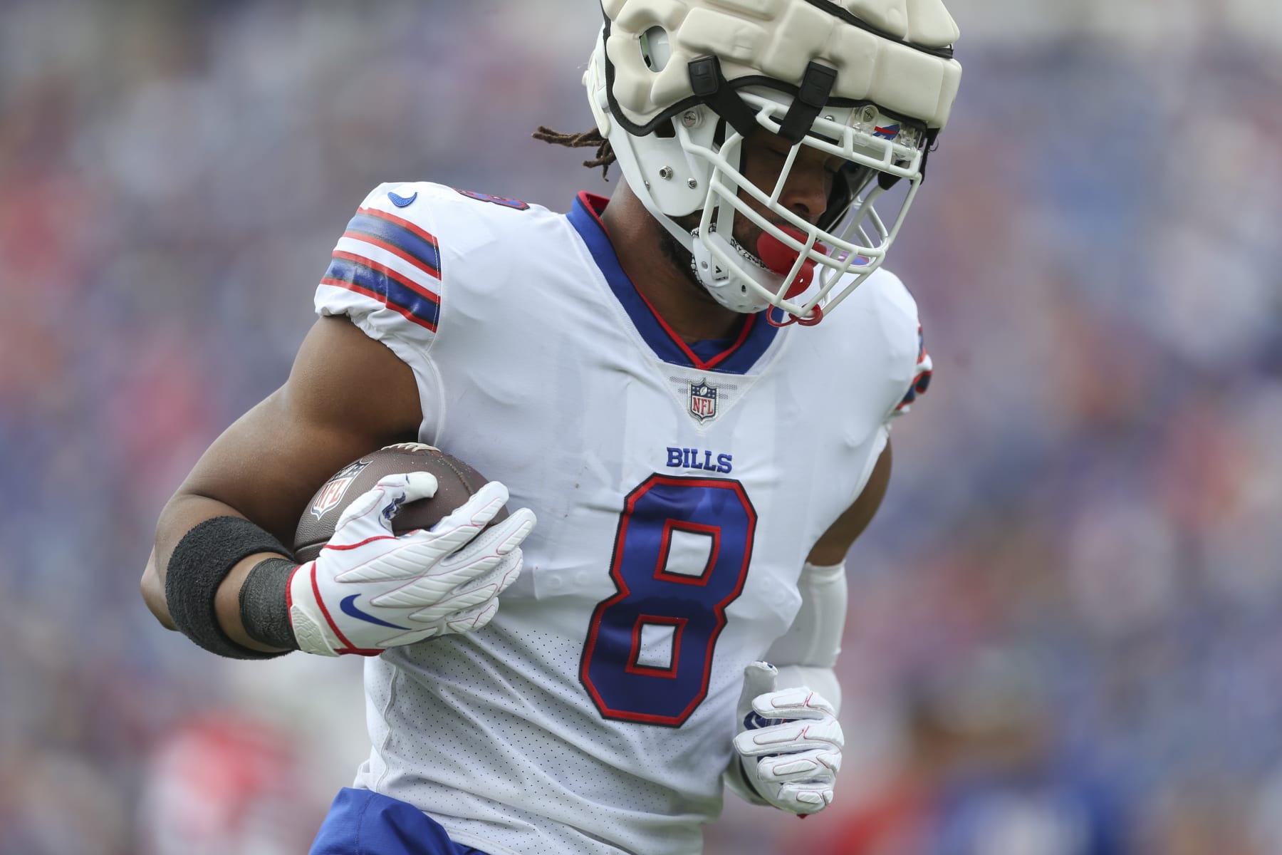 ORCHARD PARK, NEW YORK - AUGUST 05: O.J. Howard #8 of the Buffalo Bills takes part in a drill on August 05, 2022 in Orchard Park, New York. (Photo by Joshua Bessex/Getty Images)