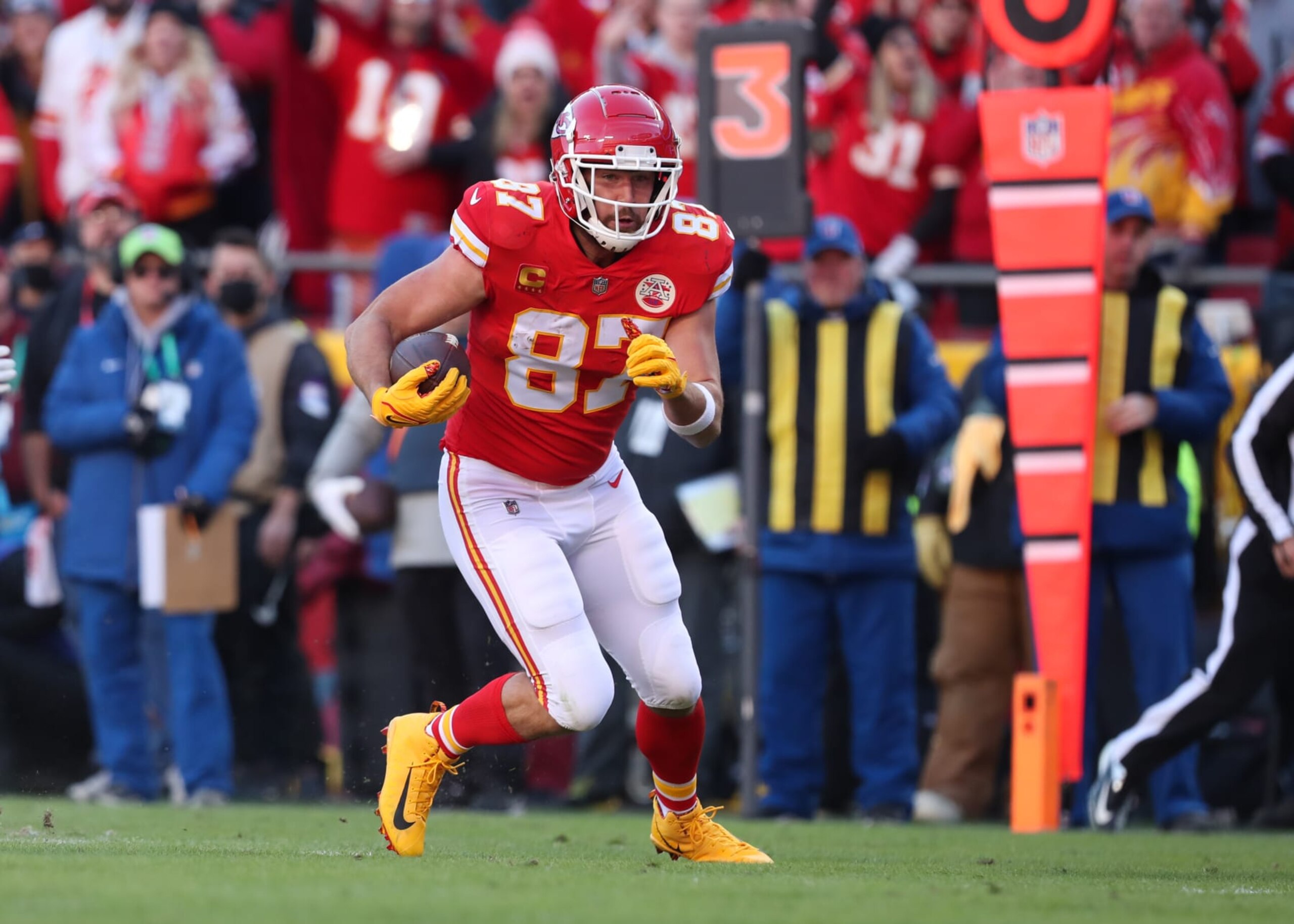 KANSAS CITY, MO - JANUARY 30: Kansas City Chiefs tight end Travis Kelce (87) runs after the catch for a 12 yard gain in the second quarter of the AFC Championship game between the Cincinnati Bengals and Kansas City Chiefs on Jan 30, 2022 at GEHA Field at Arrowhead Stadium in Kansas City, MO. (Photo by Scott Winters/Icon Sportswire via Getty Images) KANSAS CITY, MO - JANUARY 30: Kansas City Chiefs tight end Travis Kelce (87) runs after the catch for a 12 yard gain in the second quarter of the AFC Championship game between the Cincinnati Bengals and Kansas City Chiefs on Jan 30, 2022 at GEHA Field at Arrowhead Stadium in Kansas City, MO. (Photo by Scott Winters/Icon Sportswire via Getty Images)