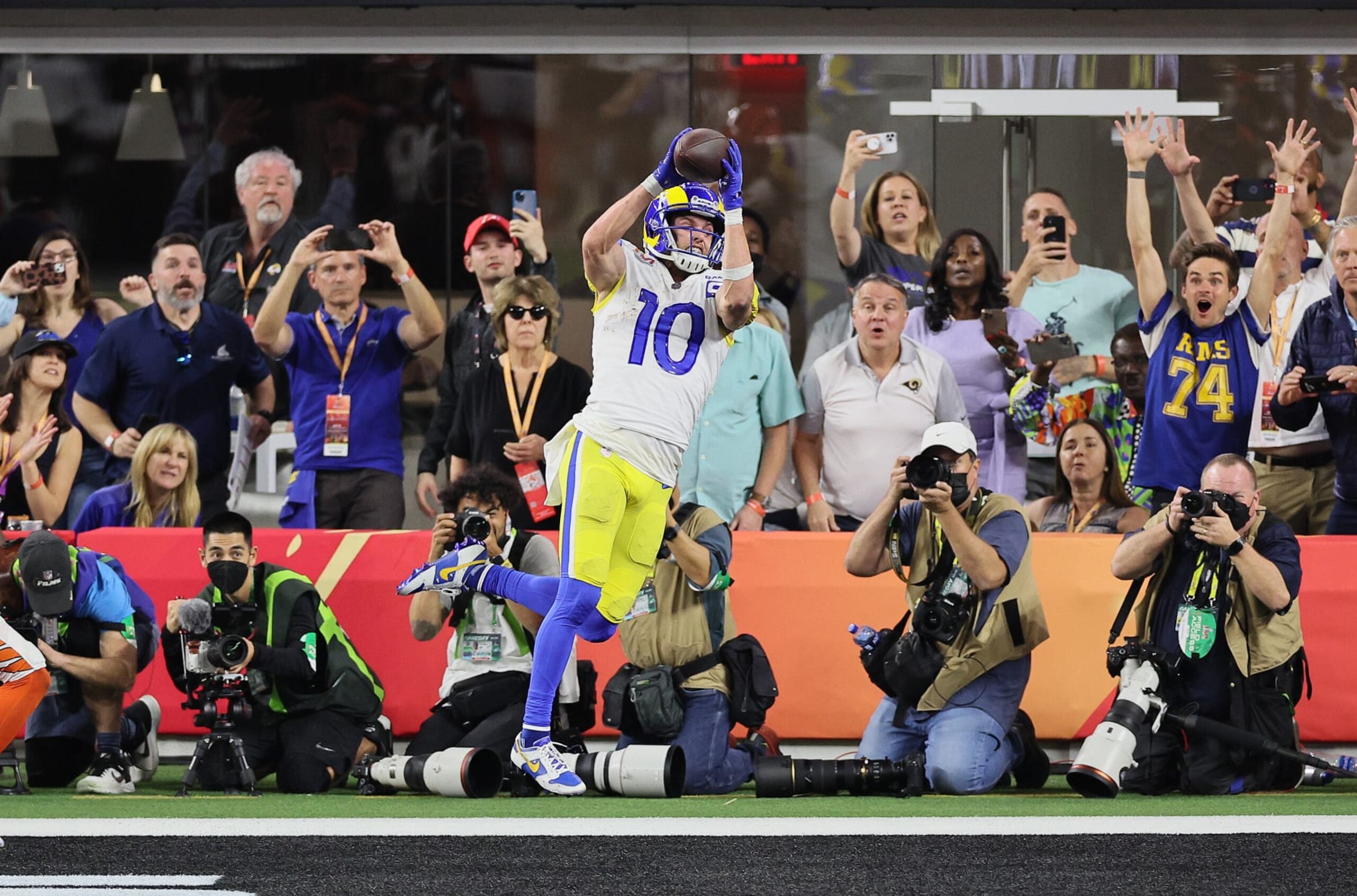 INGLEWOOD, CALIFORNIA - FEBRUARY 13: Cooper Kupp #10 of the Los Angles Rams against the Cincinnati Bengals catches a pass during the Super Bowl at SoFi Stadium on February 13, 2022 in Inglewood, California. (Photo by Andy Lyons/Getty Images)
