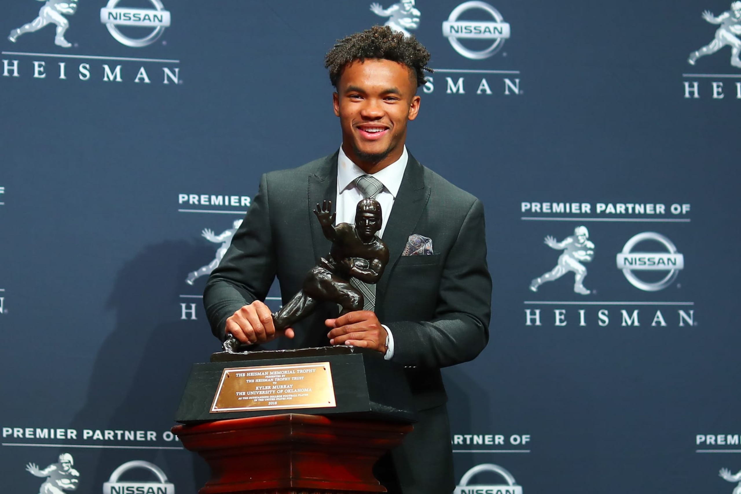NEW YORK, NY - DECEMBER 08: 
Oklahoma quarterback Kyler Murray poses for photos after winning the 84th Heisman Trophy on December 8, 2018 at the New York Marriott Marquis in New York, NY.  (Photo by Rich Graessle/Icon  Sportswire)
