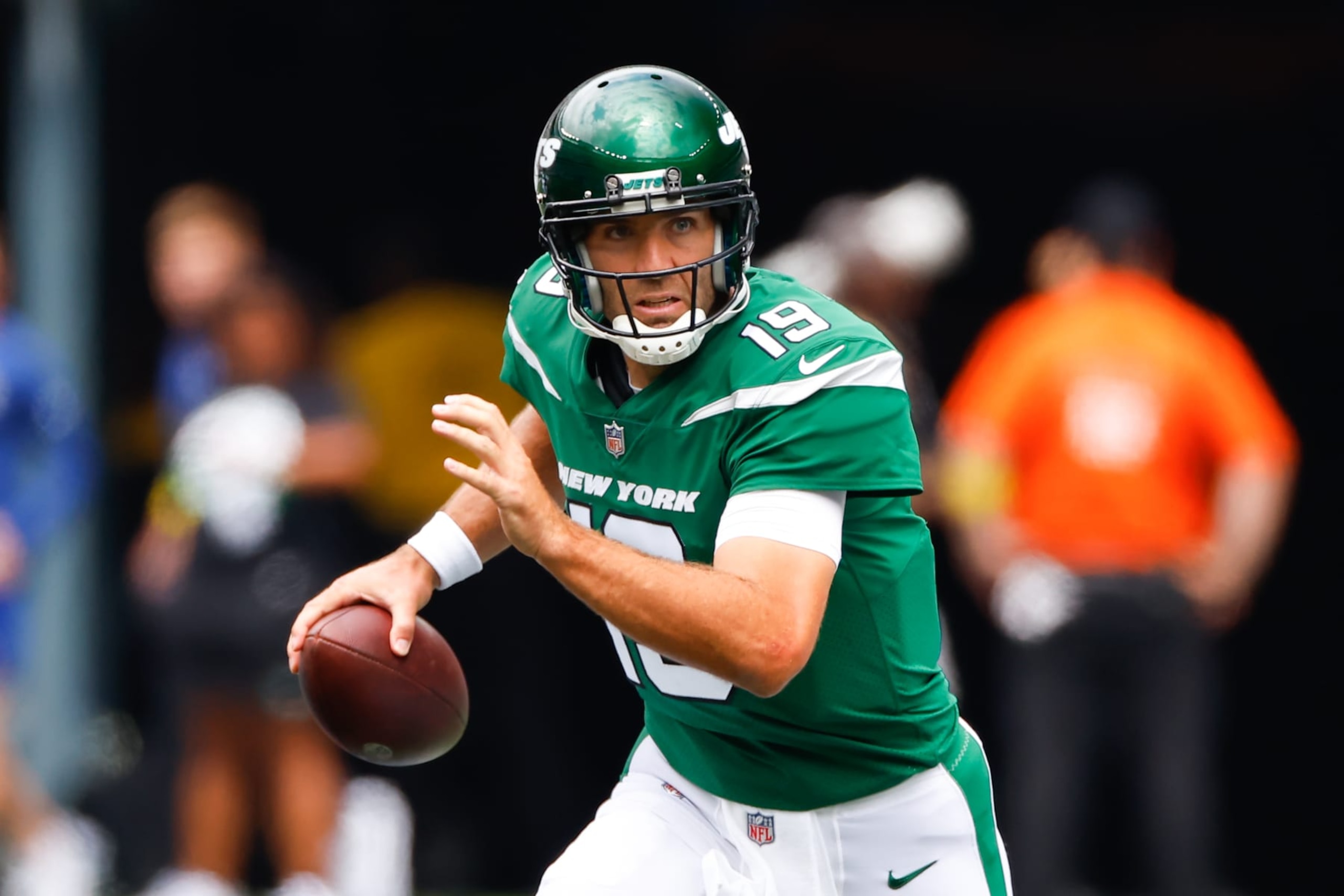 EAST RUTHERFORD, NJ - AUGUST 28:  New York Jets quarterback Joe Flacco (19) passes during the first quarter of the National Football League game between the New York Jets and the New York Giants on August 28, 2022 at MetLife Stadium in East Rutherford, New Jersey.   (Photo by Rich Graessle/Icon Sportswire via Getty Images)