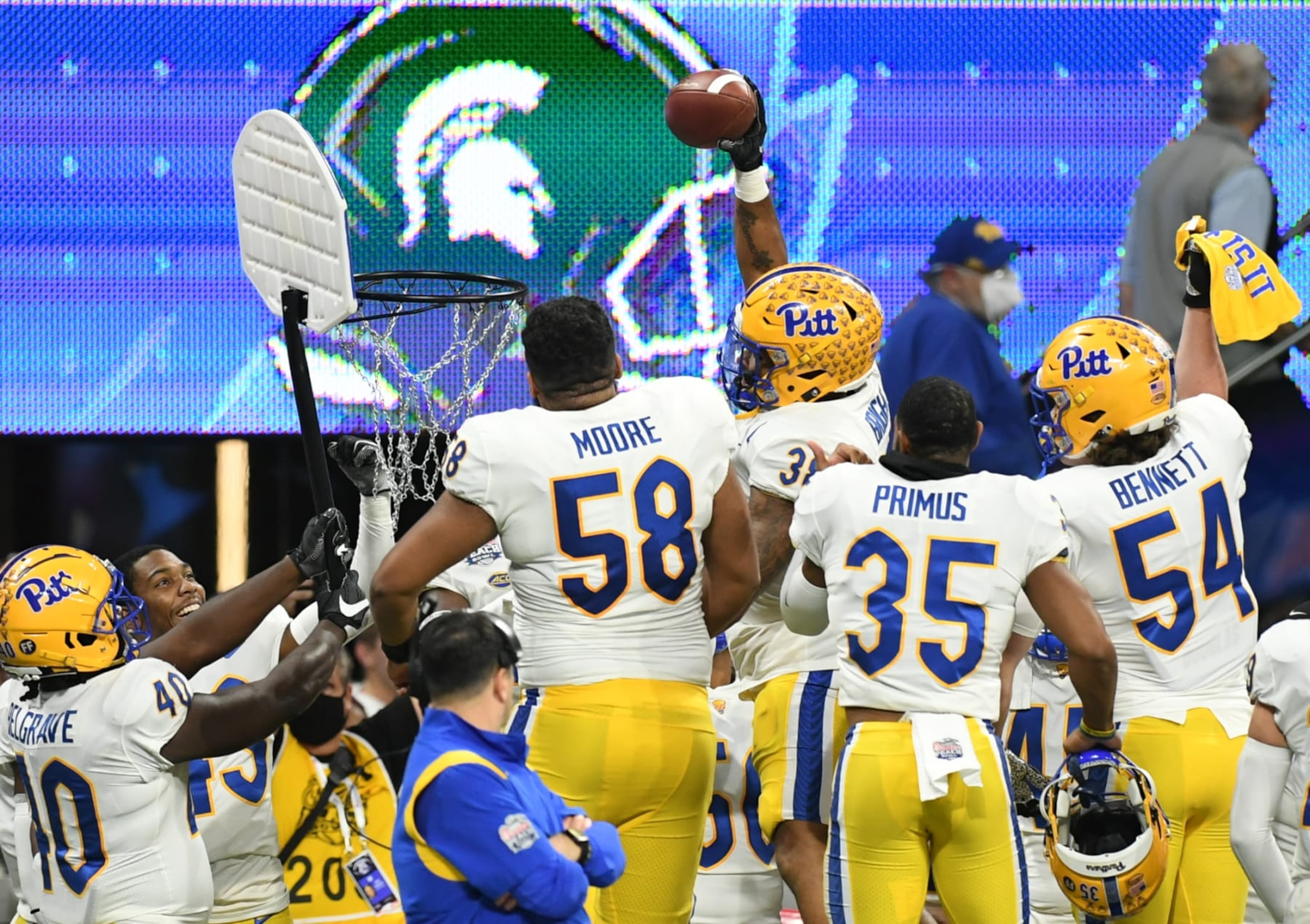 ATLANTA, GEORGIA - DECEMBER 30: Cam Bright #38 of the Pittsburgh Panthers dunks the ball after a turnover against the Michigan State Spartans at Mercedes-Benz Stadium on December 30, 2021 in Atlanta, Georgia. (Photo by Adam Hagy/Getty Images)