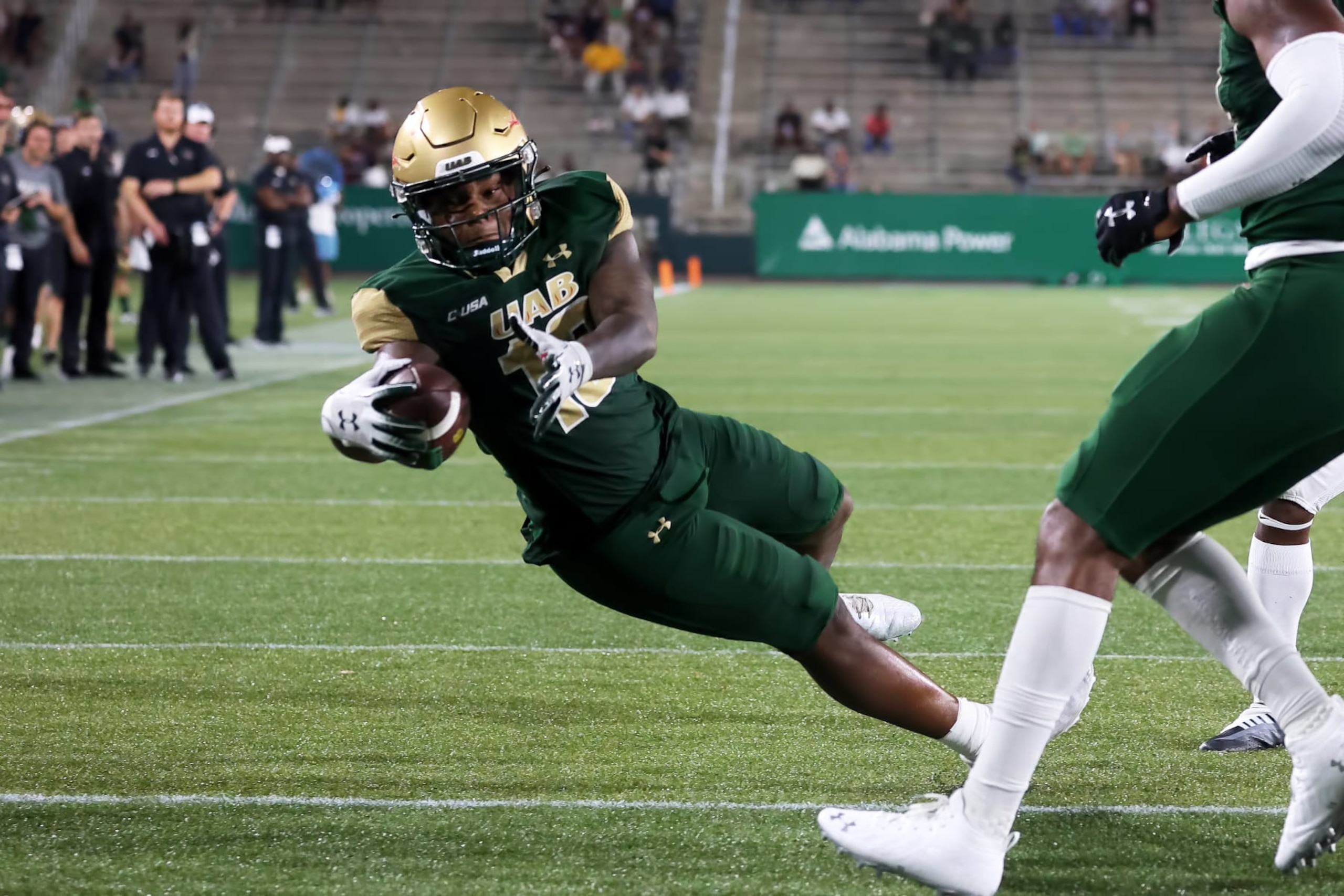 BIRMINGHAM, AL - SEPTEMBER 01: UAB Blazers tight end Terrell McDonald (10) stretches for the end zone after making a catch during the game between the Alabama A&M Bulldogs and the UAB Blazers on September 1, 2022 at Protective Stadium in Birmingham, Alabama. (Photo by Michael Wade/Icon Sportswire via Getty Images)