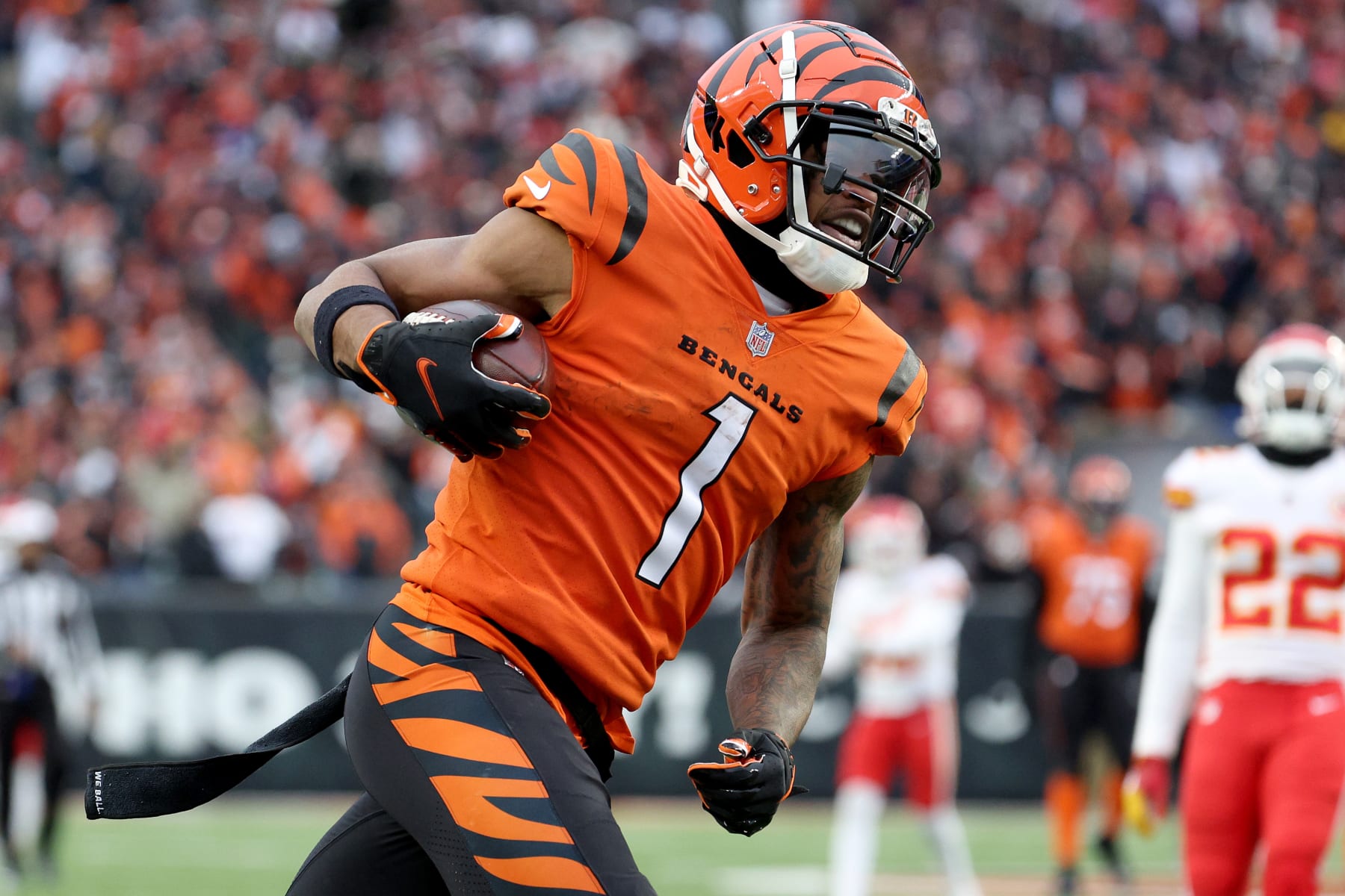 CINCINNATI, OHIO - JANUARY 02: Ja'Marr Chase #1 of the Cincinnati Bengals carries the ball against the Kansas City Chiefs at Paul Brown Stadium on January 02, 2022 in Cincinnati, Ohio. (Photo by Andy Lyons/Getty Images)