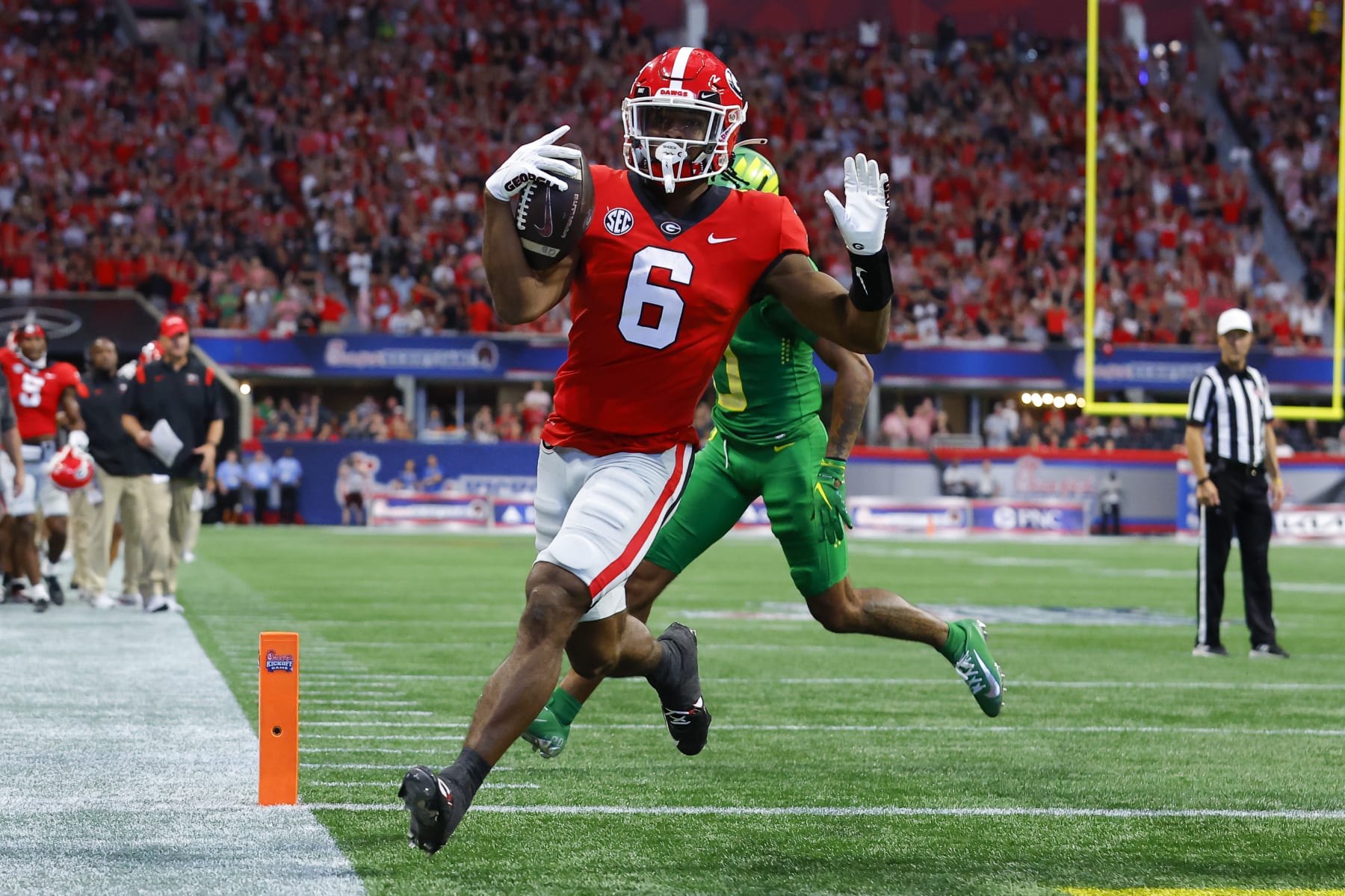 ATLANTA, GA - SEPTEMBER 03: Kenny McIntosh #6 of the Georgia Bulldogs rushes in for a touchdown during the first half against the Oregon Ducks at Mercedes-Benz Stadium on September 3, 2022 in Atlanta, Georgia. (Photo by Todd Kirkland/Getty Images)