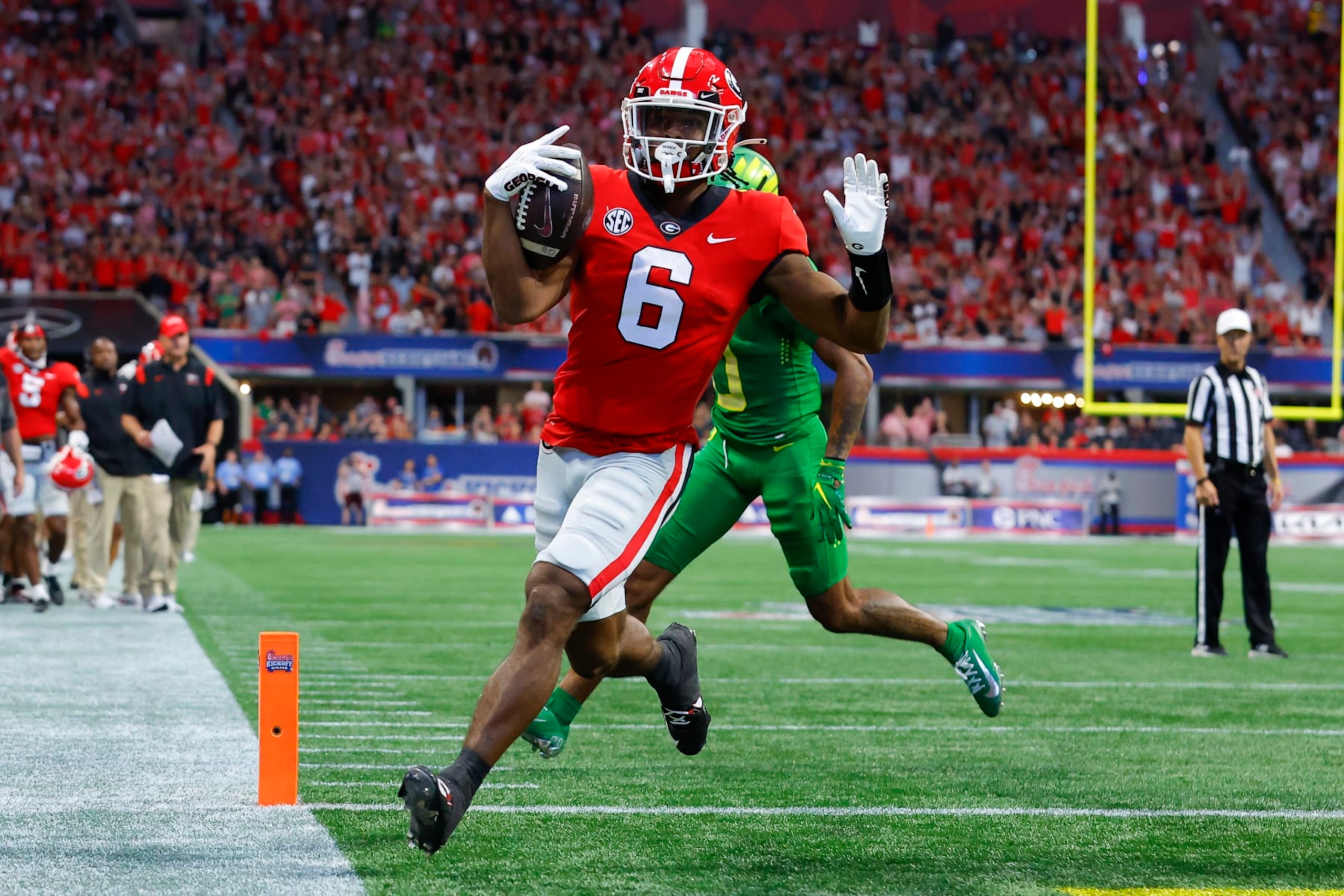 ATLANTA, GA - SEPTEMBER 03: Kenny McIntosh #6 of the Georgia Bulldogs rushes in for a touchdown during the first half against the Oregon Ducks at Mercedes-Benz Stadium on September 3, 2022 in Atlanta, Georgia. (Photo by Todd Kirkland/Getty Images)