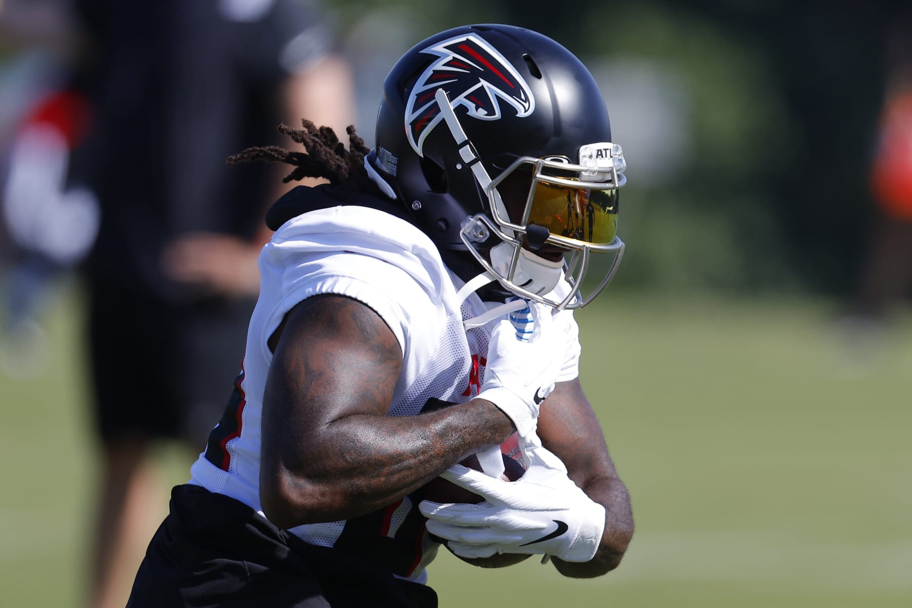 FLOWERY BRANCH, GA - JULY 28: Cordarrelle Patterson #84 of Atlanta Falcons runs a drill during a training camp practice on July 28, 2022 at IBM Performance Field in Flowery Branch, Georgia. (Photo by Todd Kirkland/Getty Images) FLOWERY BRANCH, GA - JULY 28: Cordarrelle Patterson #84 of Atlanta Falcons runs a drill during a training camp practice on July 28, 2022 at IBM Performance Field in Flowery Branch, Georgia. (Photo by Todd Kirkland/Getty Images)