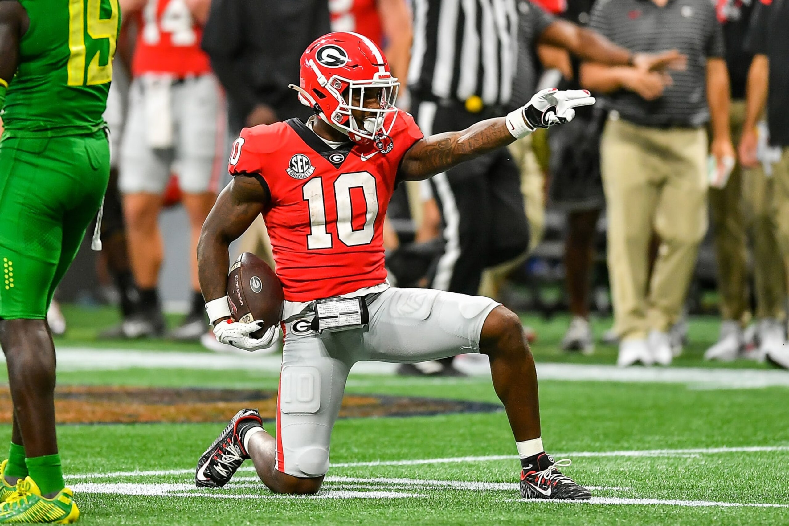 ATLANTA, GA  SEPTEMBER 03:  Georgia wide receiver Kearis Jackson (10) reacts after gaining a first down during the Chick-Fil-A Kickoff Game between the Oregon Ducks and the Georgia Bulldogs on September 3rd, 2022 at Mercedes-Benz Stadium in Atlanta, GA.  (Photo by Rich von Biberstein/Icon Sportswire via Getty Images)
