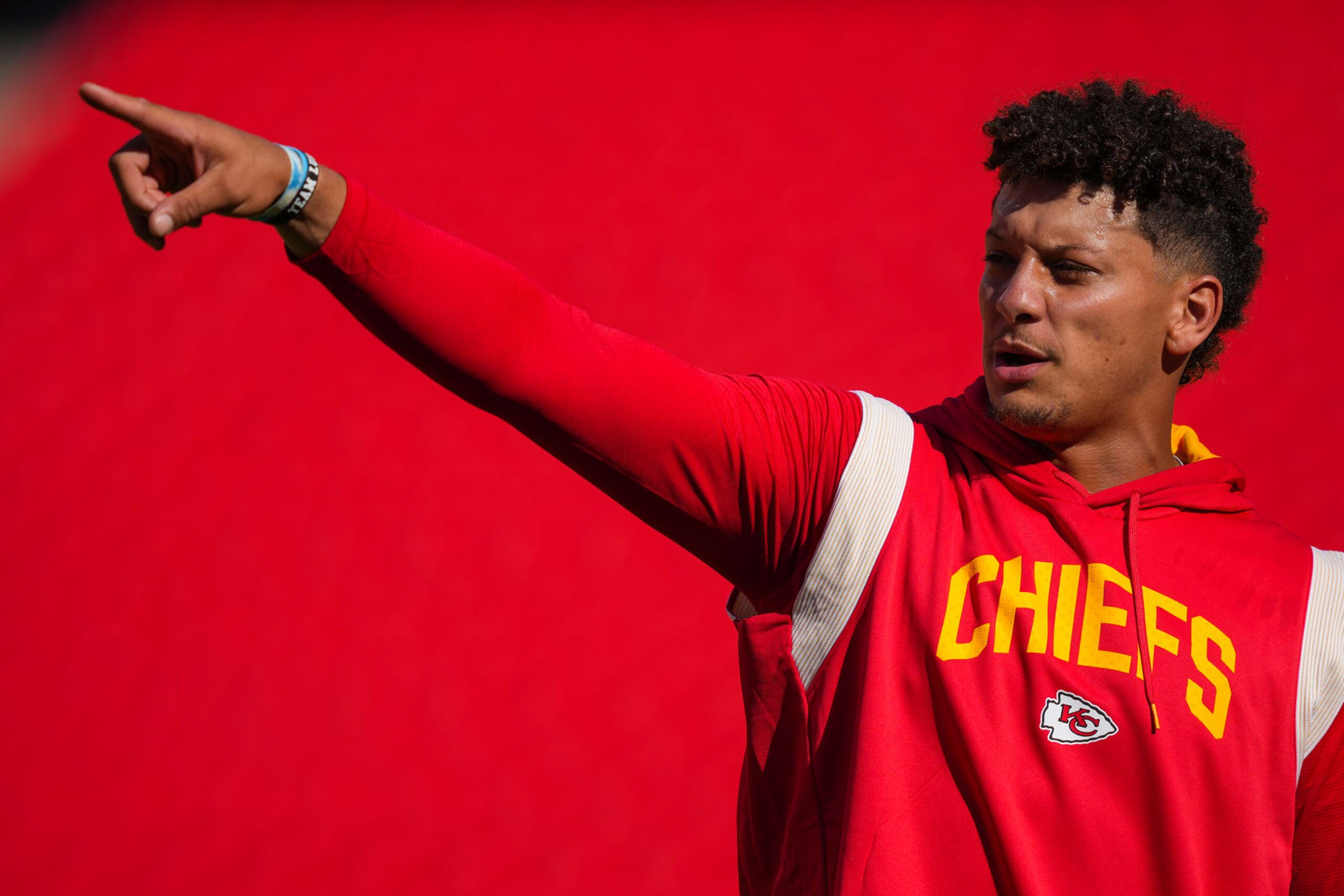 KANSAS CITY, MO - AUGUST 25: Patrick Mahomes #15 of the Kansas City Chiefs points toward the goal post prior to the preseason game between against the Green Bay Packers at Arrowhead Stadium on August 25, 2022 in Kansas City, Missouri. (Photo by Jason Hanna/Getty Images) KANSAS CITY, MO - AUGUST 25: Patrick Mahomes #15 of the Kansas City Chiefs points toward the goal post prior to the preseason game between against the Green Bay Packers at Arrowhead Stadium on August 25, 2022 in Kansas City, Missouri. (Photo by Jason Hanna/Getty Images)