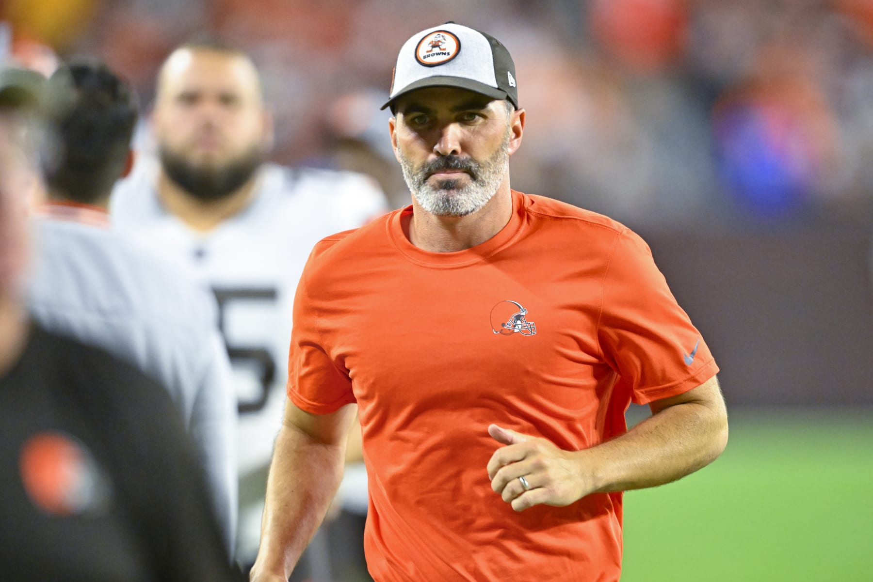 Cleveland Browns head coach Kevin Stefanski leaves the field at the end of the first half against the Chicago Bears in an NFL preseason football game, Saturday, Aug. 27, 2022, in Cleveland. (AP Photo/David Richard)