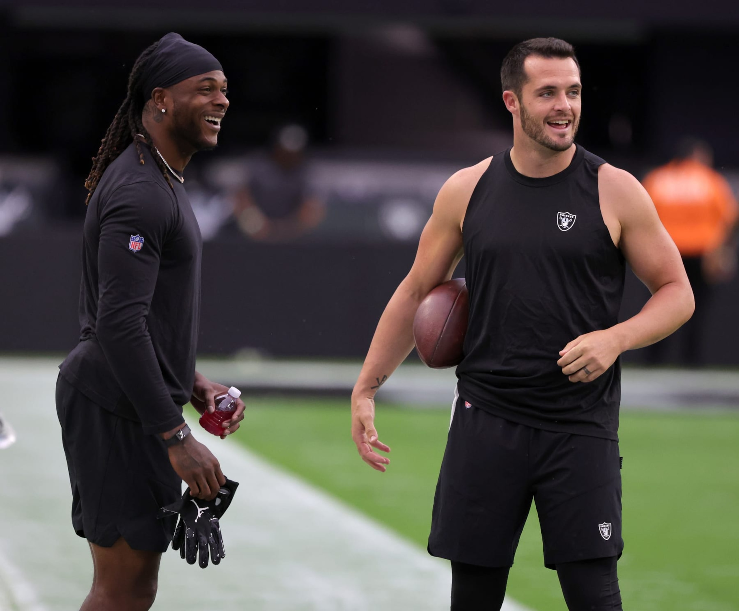 LAS VEGAS, NEVADA - AUGUST 26: Wide receiver Davante Adams (L) #17 and quarterback Derek Carr #4 of the Las Vegas Raiders warm up before their preseason game against the New England Patriots at Allegiant Stadium on August 26, 2022 in Las Vegas, Nevada. (Photo by Ethan Miller/Getty Images)