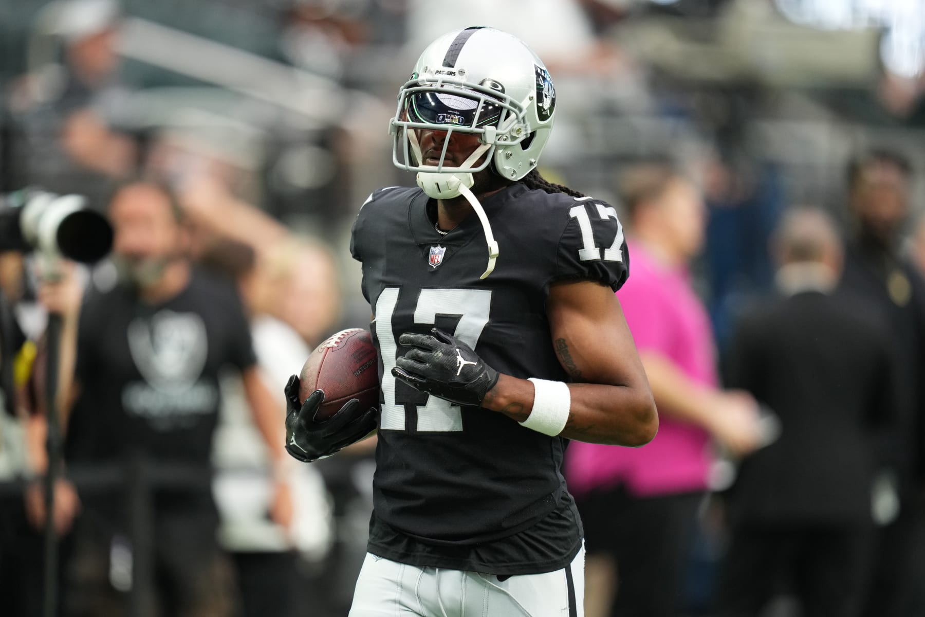 LAS VEGAS, NEVADA - AUGUST 14:  Wide receiver Davante Adams #17 of the Las Vegas Raiders warms up before a preseason game against the Minnesota Vikings at Allegiant Stadium on August 14, 2022 in Las Vegas, Nevada. (Photo by Chris Unger/Getty Images)