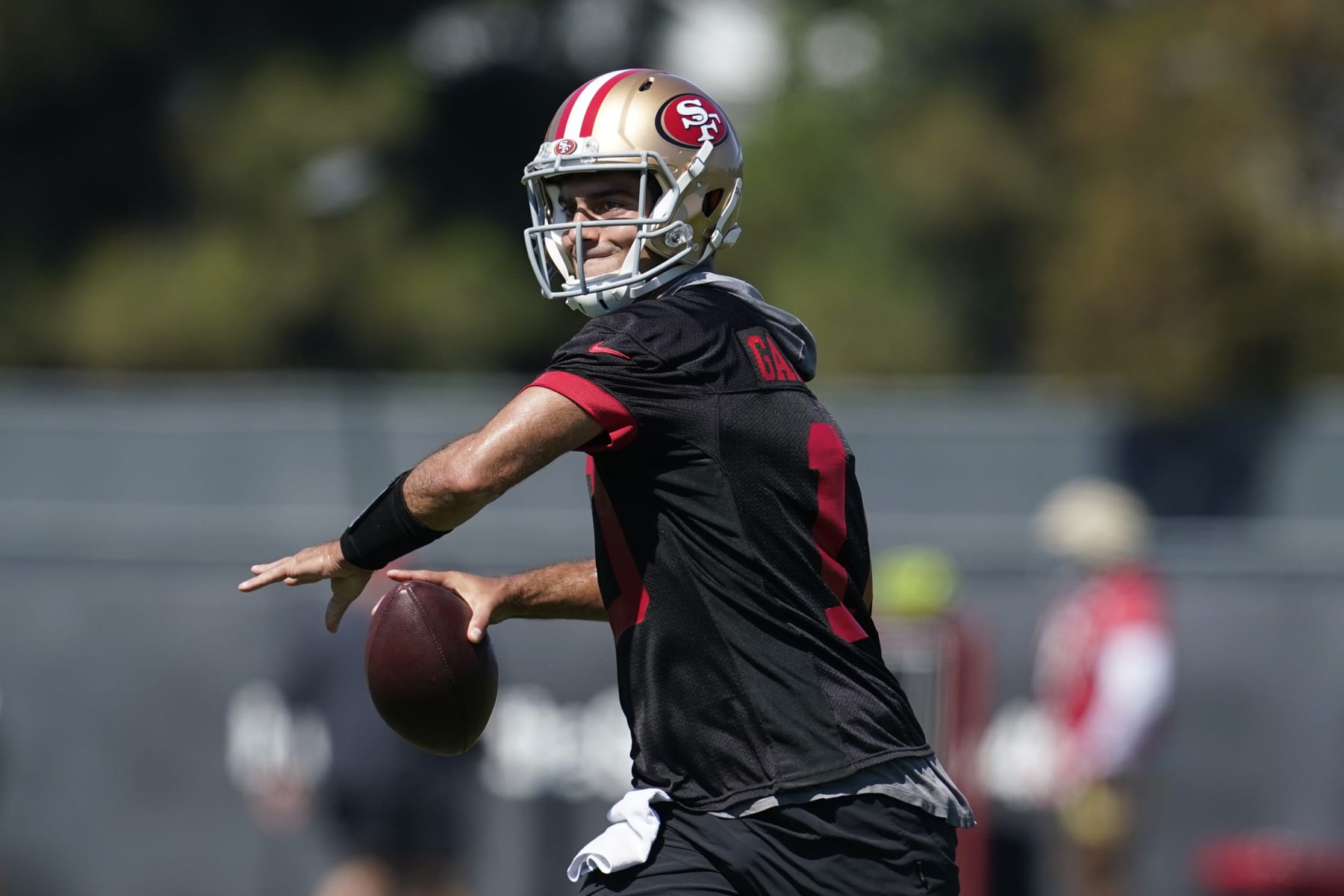 San Francisco 49ers quarterback Jimmy Garoppolo takes part in drills at the NFL football team's practice facility in Santa Clara, Calif., Thursday, Sept. 1, 2022. (AP Photo/Jeff Chiu)