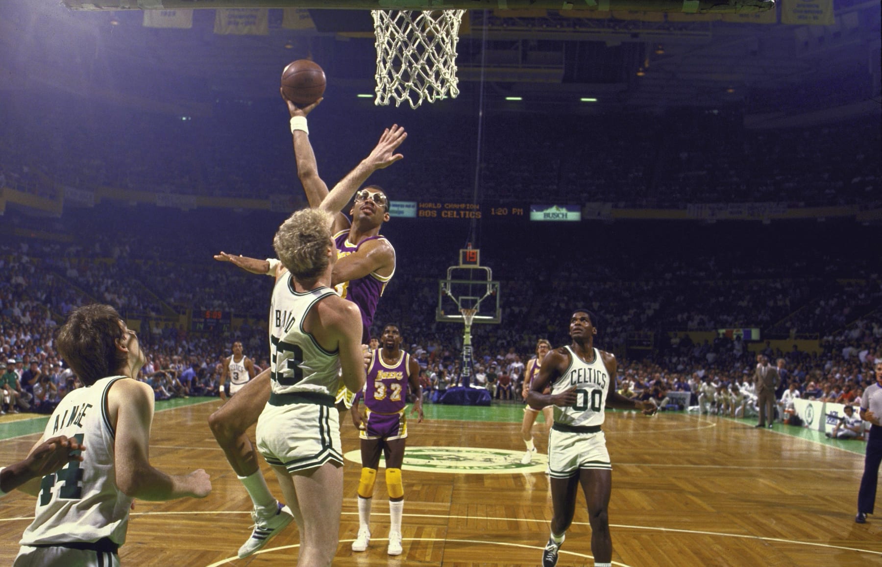Basketball: NBA Finals: Los Angeles Lakers Kareem Abdul-Jabbar (33) in action, hook shot vs Boston Celtics Larry Bird (33). Game 1. Boston, MA 5/27/1985 CREDIT: Manny Millan (Photo by Manny Millan /Sports Illustrated via Getty Images) (Set Number: X31552 )