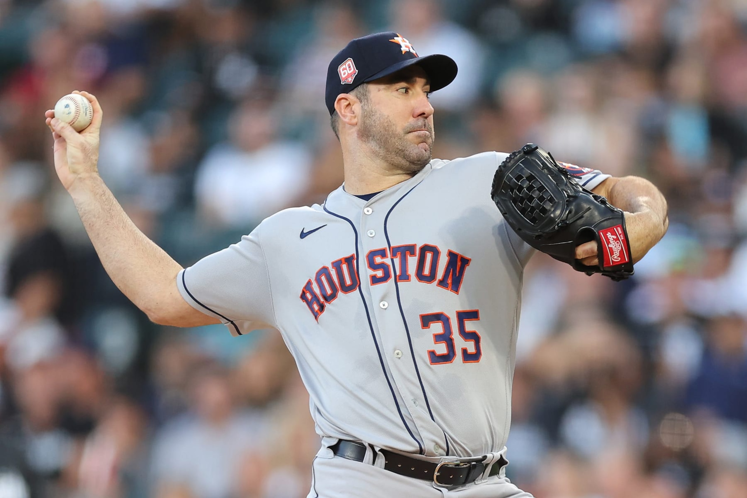 CHICAGO, ILLINOIS - AUGUST 16: Justin Verlander #35 of the Houston Astros delivers a pitch against the Chicago White Sox at Guaranteed Rate Field on August 16, 2022 in Chicago, Illinois. (Photo by Michael Reaves/Getty Images)