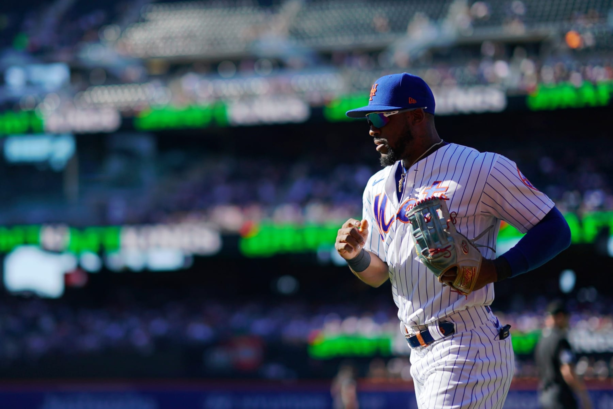 NEW YORK, NY - SEPTEMBER 01: Starling Marte #6 of the New York Mets in the first inning during the game between the Los Angeles Dodgers and the New York Mets at Citi Field on Thursday, September 1, 2022 in New York, New York. (Photo by Daniel Shirey/MLB Photos via Getty Images)