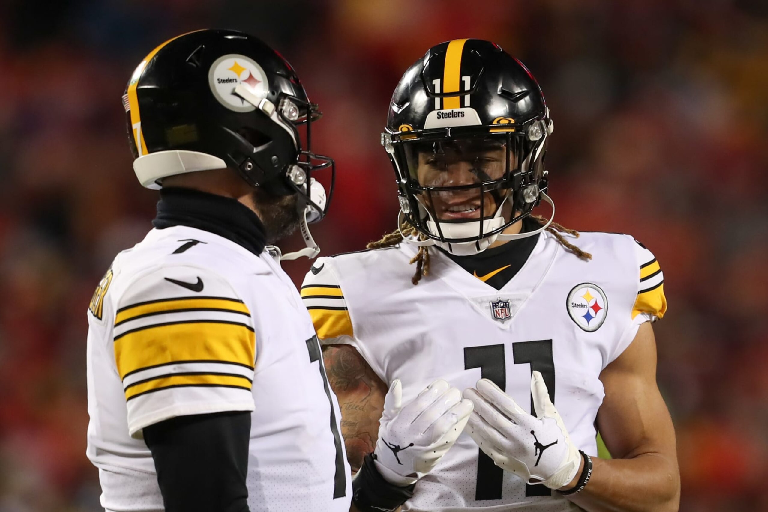 KANSAS CITY, MO - JANUARY 16: Pittsburgh Steelers wide receiver Chase Claypool (11) talks with quarterback Ben Roethlisberger (7) during a timeout in the first quarter of an AFC wild card playoff game between the Pittsburgh Steelers and Kansas City Chiefs on Jan 16, 2022 at GEHA Field at Arrowhead Stadium in Kansas City, MO. (Photo by Scott Winters/Icon Sportswire via Getty Images) KANSAS CITY, MO - JANUARY 16: Pittsburgh Steelers wide receiver Chase Claypool (11) talks with quarterback Ben Roethlisberger (7) during a timeout in the first quarter of an AFC wild card playoff game between the Pittsburgh Steelers and Kansas City Chiefs on Jan 16, 2022 at GEHA Field at Arrowhead Stadium in Kansas City, MO. (Photo by Scott Winters/Icon Sportswire via Getty Images)