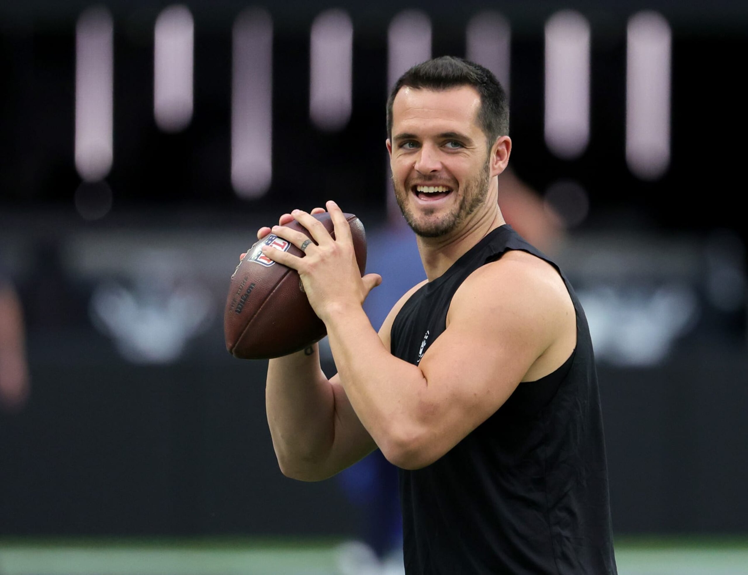LAS VEGAS, NEVADA - AUGUST 26: Quarterback Derek Carr #4 of the Las Vegas Raiders warms up before a preseason game against the New England Patriots at Allegiant Stadium on August 26, 2022 in Las Vegas, Nevada. (Photo by Ethan Miller/Getty Images)