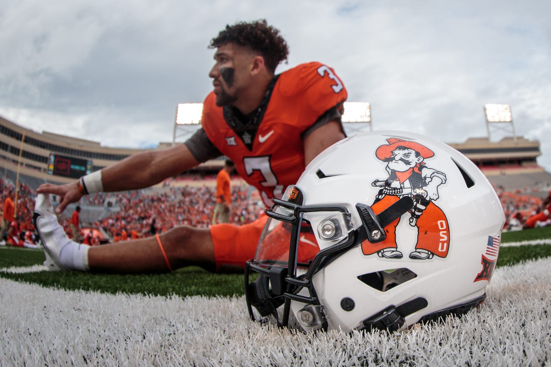 STILLWATER, OK - SEPTEMBER 01: Oklahoma State Cowboys quarterback Spencer Sanders (3) stretches by his helmet prior to the game against the Central Michigan Chippewas on September 1st, 2022 at Boone Pickens Stadium in Stillwater, Oklahoma. (Photo by William Purnell/Icon Sportswire via Getty Images)