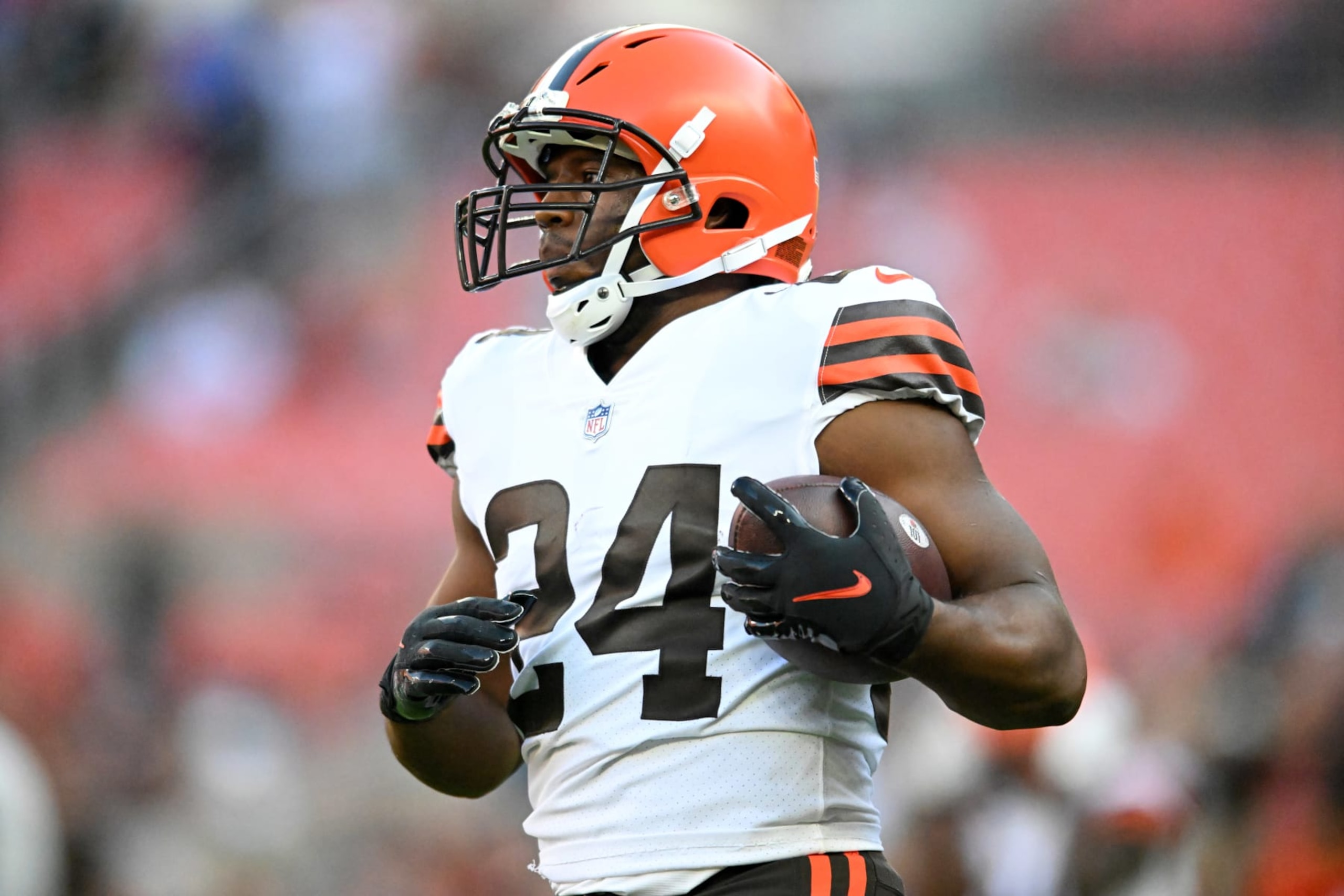 CLEVELAND, OH - AUGUST 27: Nick Chubb #24 of the Cleveland Browns warms up prior to a preseason game against the Chicago Bears at FirstEnergy Stadium on August 27, 2022 in Cleveland, Ohio. (Photo by Nick Cammett/Diamond Images via Getty Images) CLEVELAND, OH - AUGUST 27: Nick Chubb #24 of the Cleveland Browns warms up prior to a preseason game against the Chicago Bears at FirstEnergy Stadium on August 27, 2022 in Cleveland, Ohio. (Photo by Nick Cammett/Diamond Images via Getty Images)